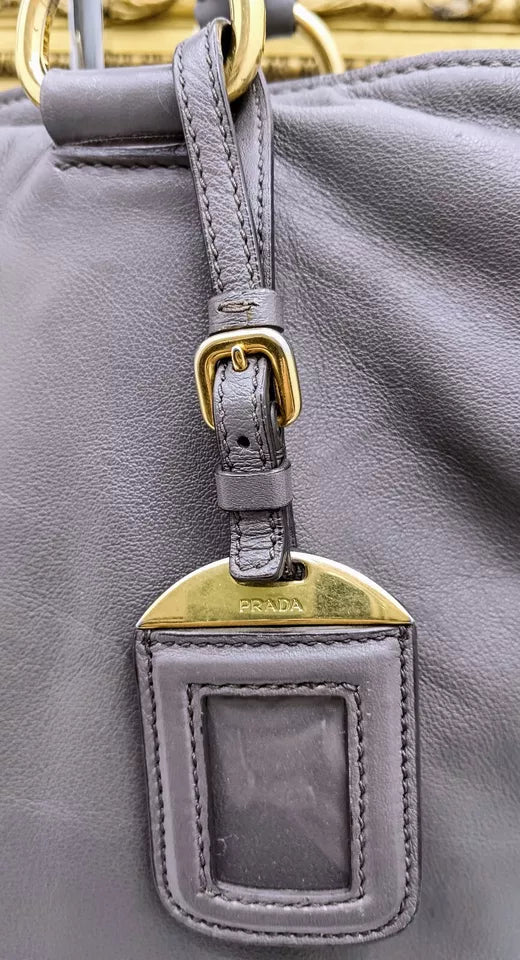 Prada – Shopper a Mano oppure a Tracolla in Pelle Grigia
