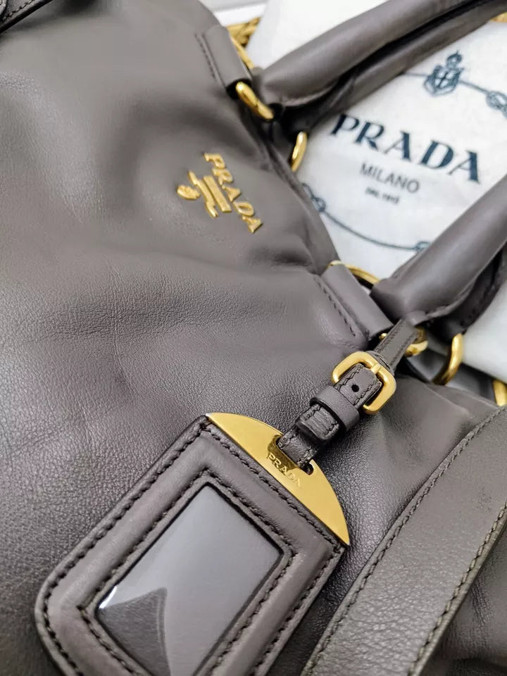 Prada – Shopper a Mano oppure a Tracolla in Pelle Grigia