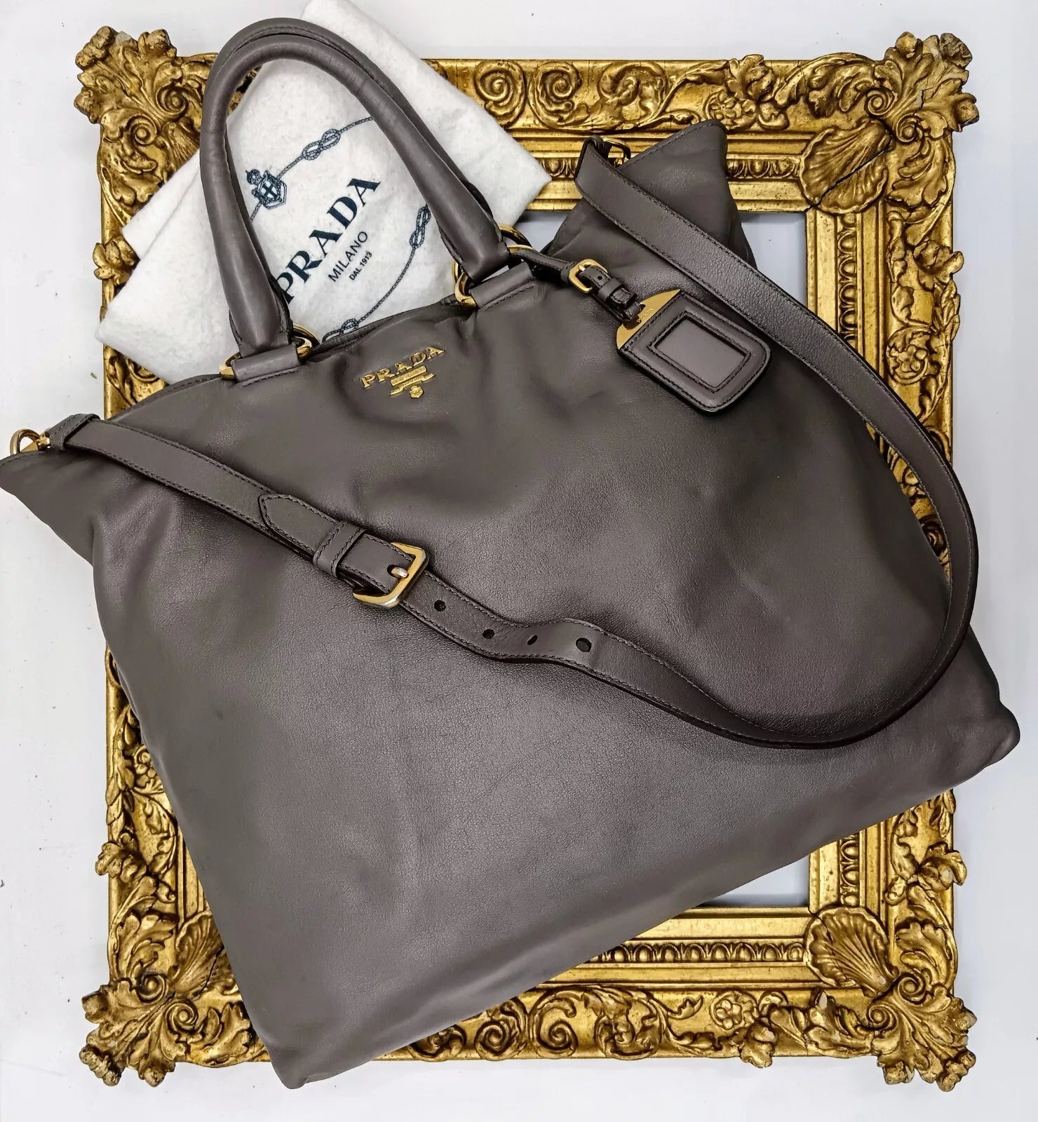 Prada – Shopper a Mano oppure a Tracolla in Pelle Grigia