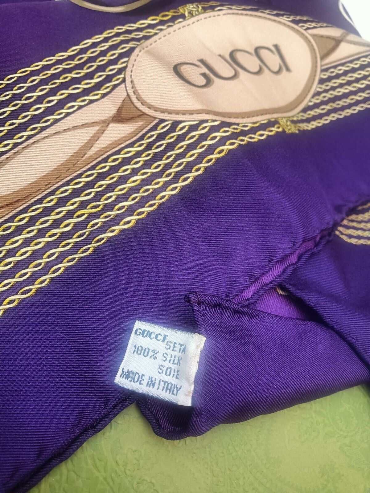 Gucci – Foulard in seta viola