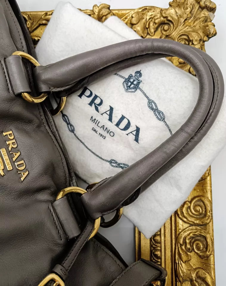 Prada – Shopper a Mano oppure a Tracolla in Pelle Grigia