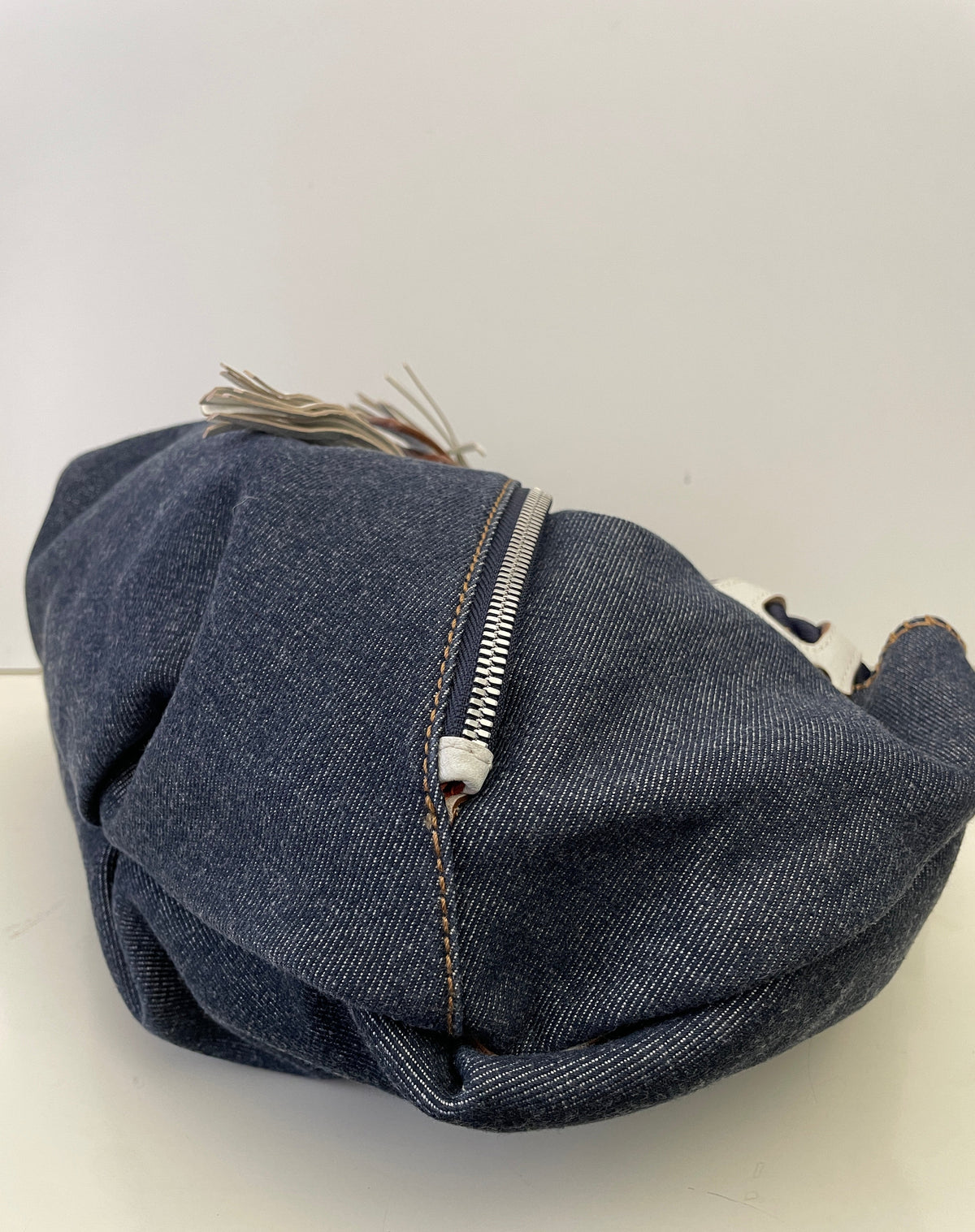 Ferragamo - Borsa a Spalla mod. "ROPE" denim blu con inserti in pelle bianca e manico corda