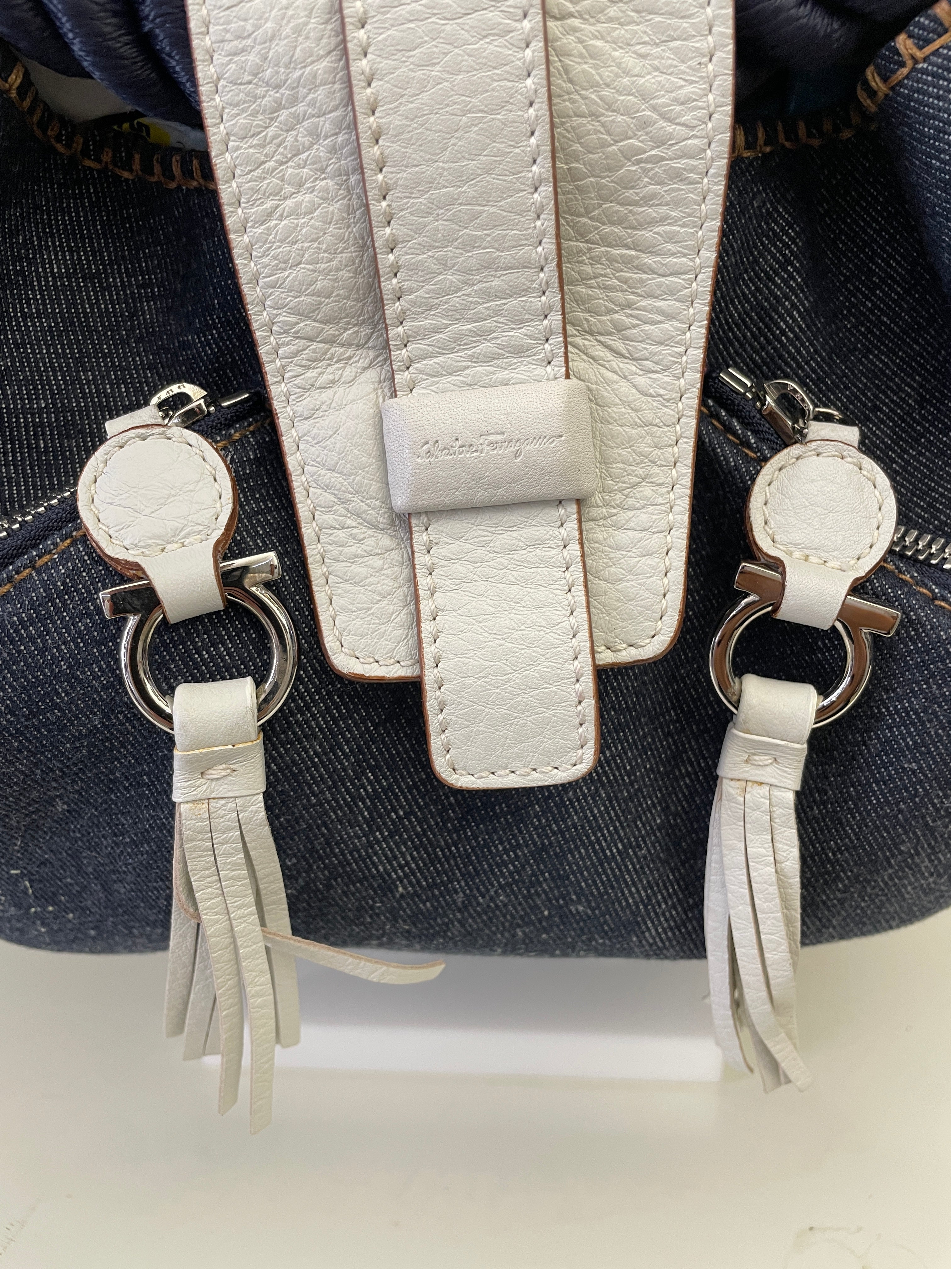 Ferragamo - Borsa a Spalla mod. "ROPE" denim blu con inserti in pelle bianca e manico corda