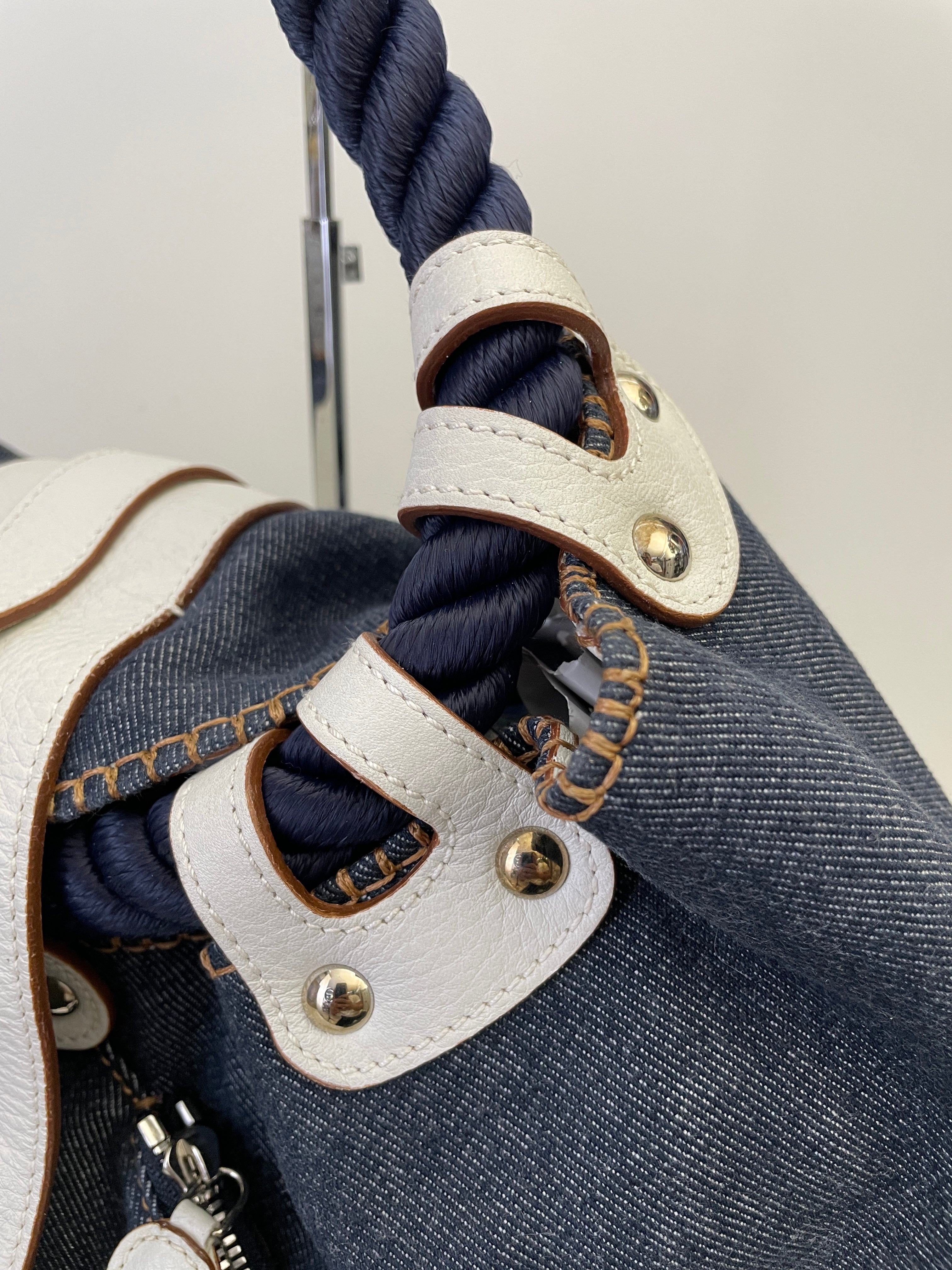 Ferragamo - Borsa a Spalla mod. "ROPE" denim blu con inserti in pelle bianca e manico corda