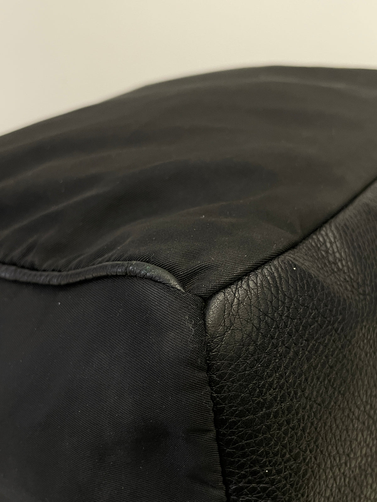 Prada - Secchiello in nylon nero