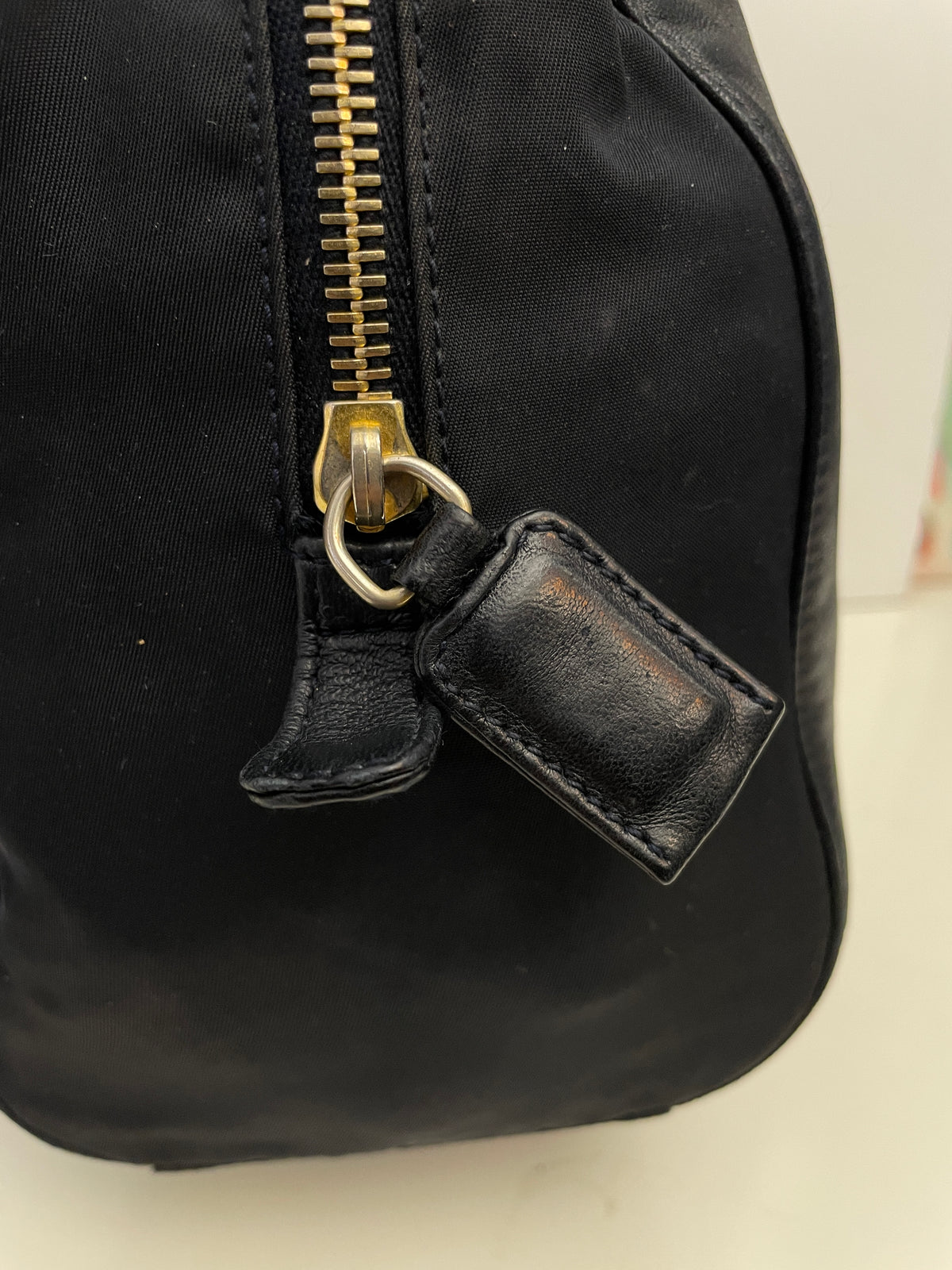 Prada - Borsa A Spalla Logo Impresso Vintage In Pelle E Nylon Blu Scuro Con Tracolla Con Catene