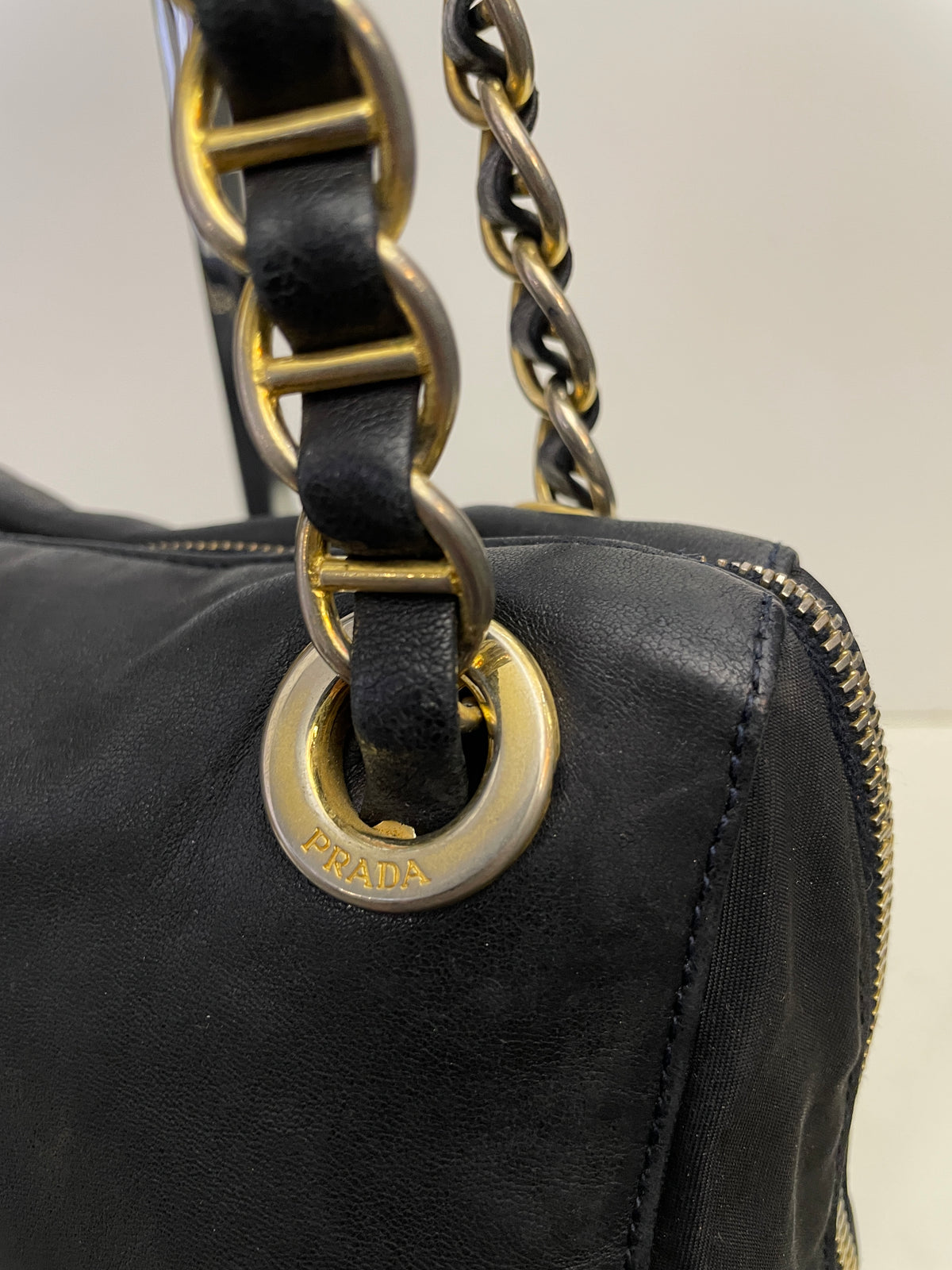 Prada - Borsa A Spalla Logo Impresso Vintage In Pelle E Nylon Blu Scuro Con Tracolla Con Catene
