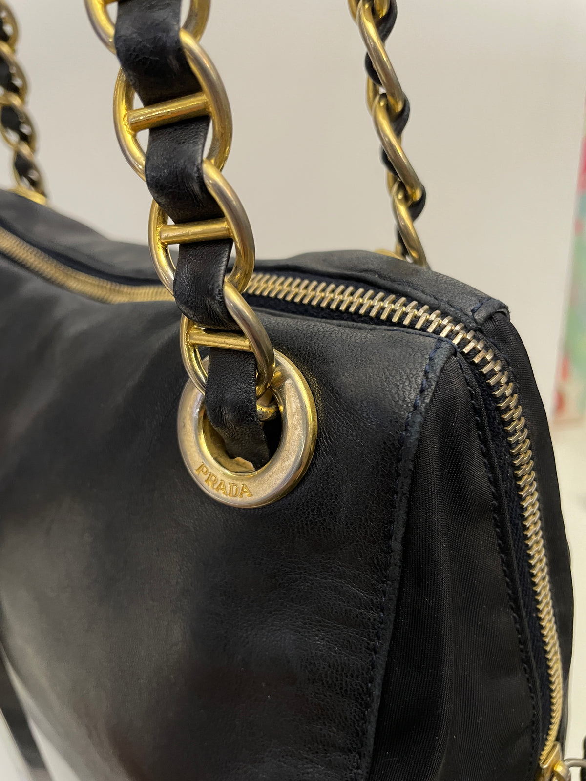 Prada - Borsa A Spalla Logo Impresso Vintage In Pelle E Nylon Blu Scuro Con Tracolla Con Catene