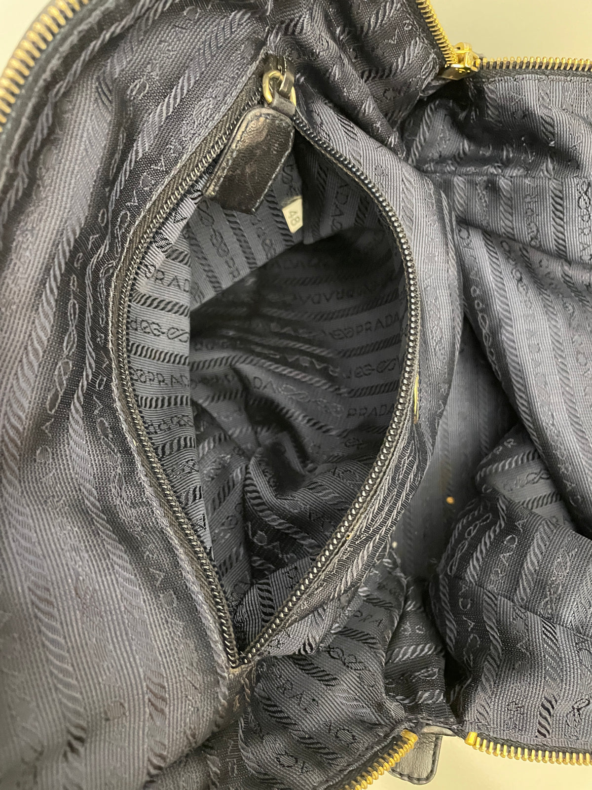 Prada - Borsa A Spalla Logo Impresso Vintage In Pelle E Nylon Blu Scuro Con Tracolla Con Catene