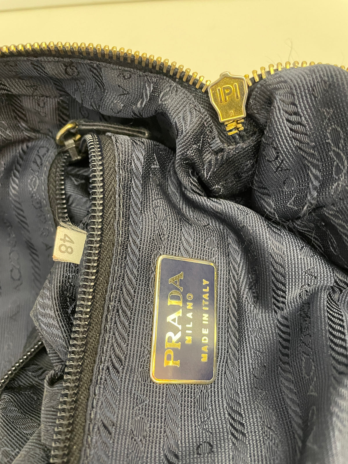 Prada - Borsa A Spalla Logo Impresso Vintage In Pelle E Nylon Blu Scuro Con Tracolla Con Catene