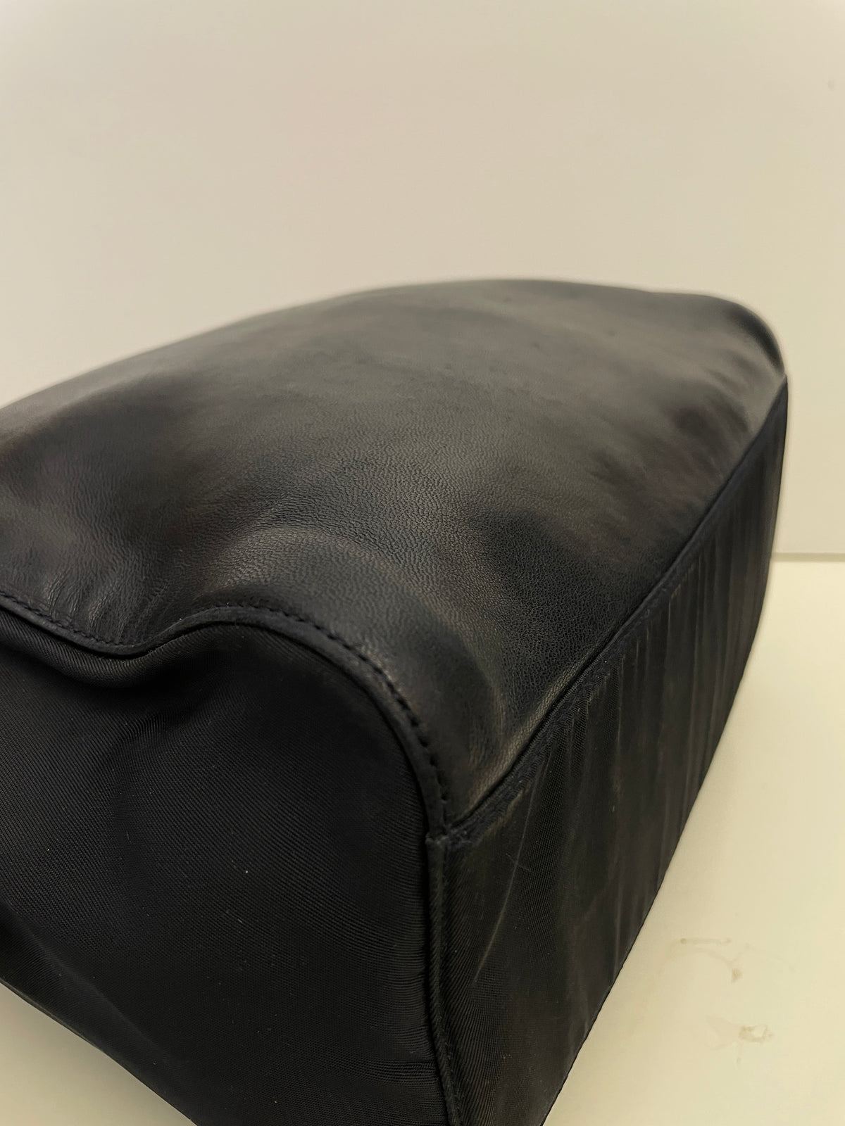 Prada - Borsa A Spalla Logo Impresso Vintage In Pelle E Nylon Blu Scuro Con Tracolla Con Catene