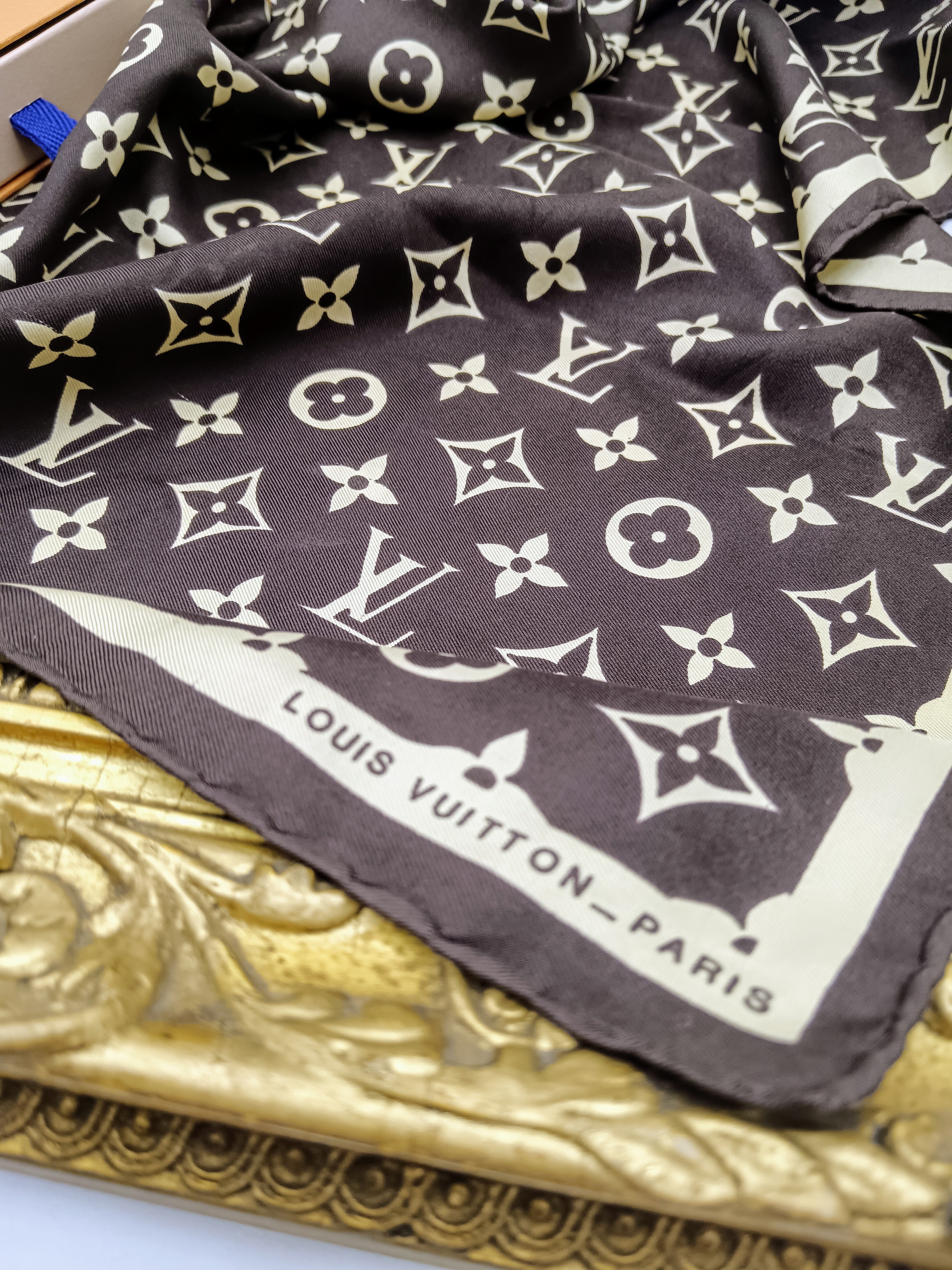 Louis Vuitton – Foulard Monogram in Seta Marrone & Beige