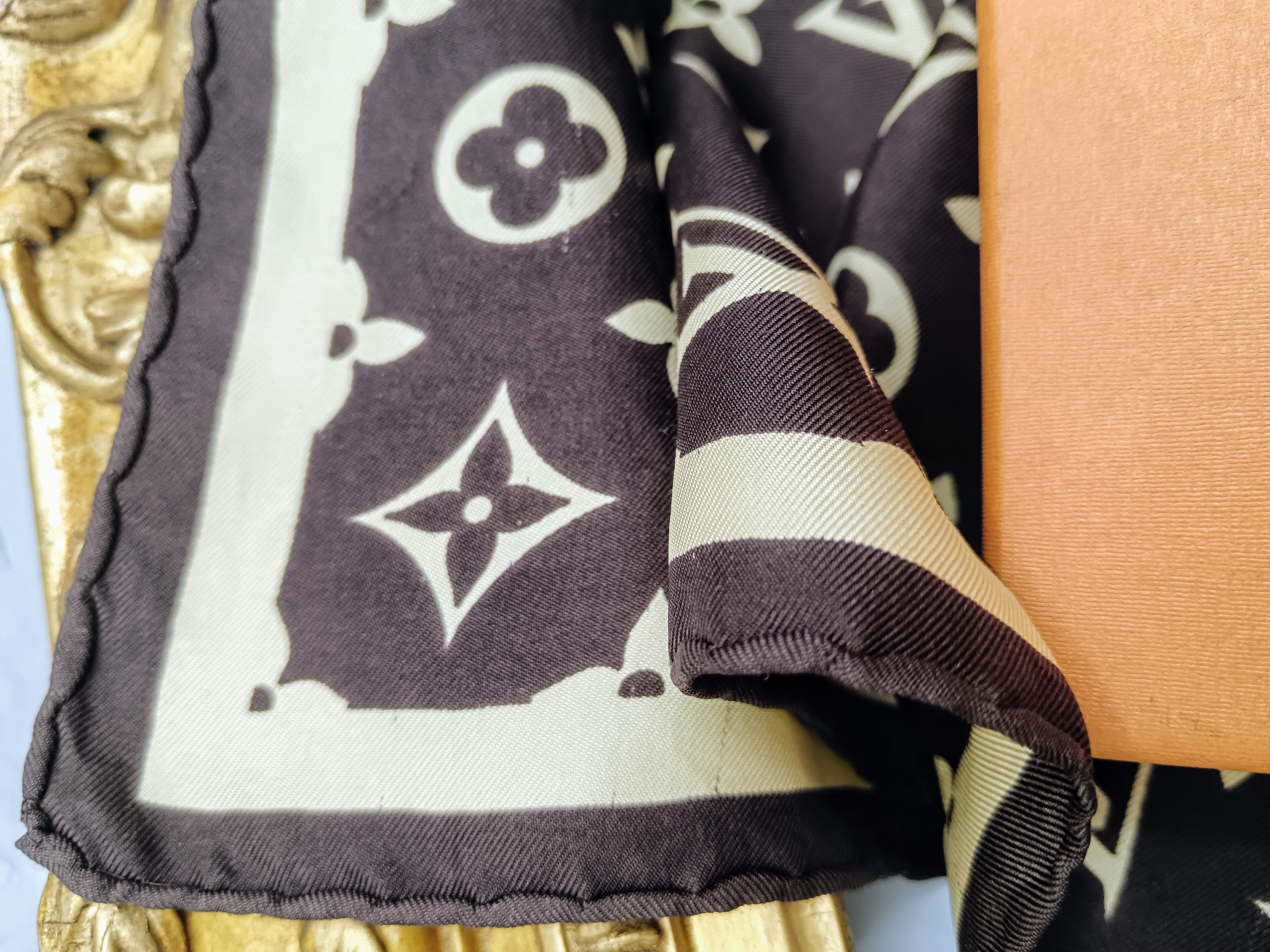Louis Vuitton – Foulard Monogram in Seta Marrone & Beige