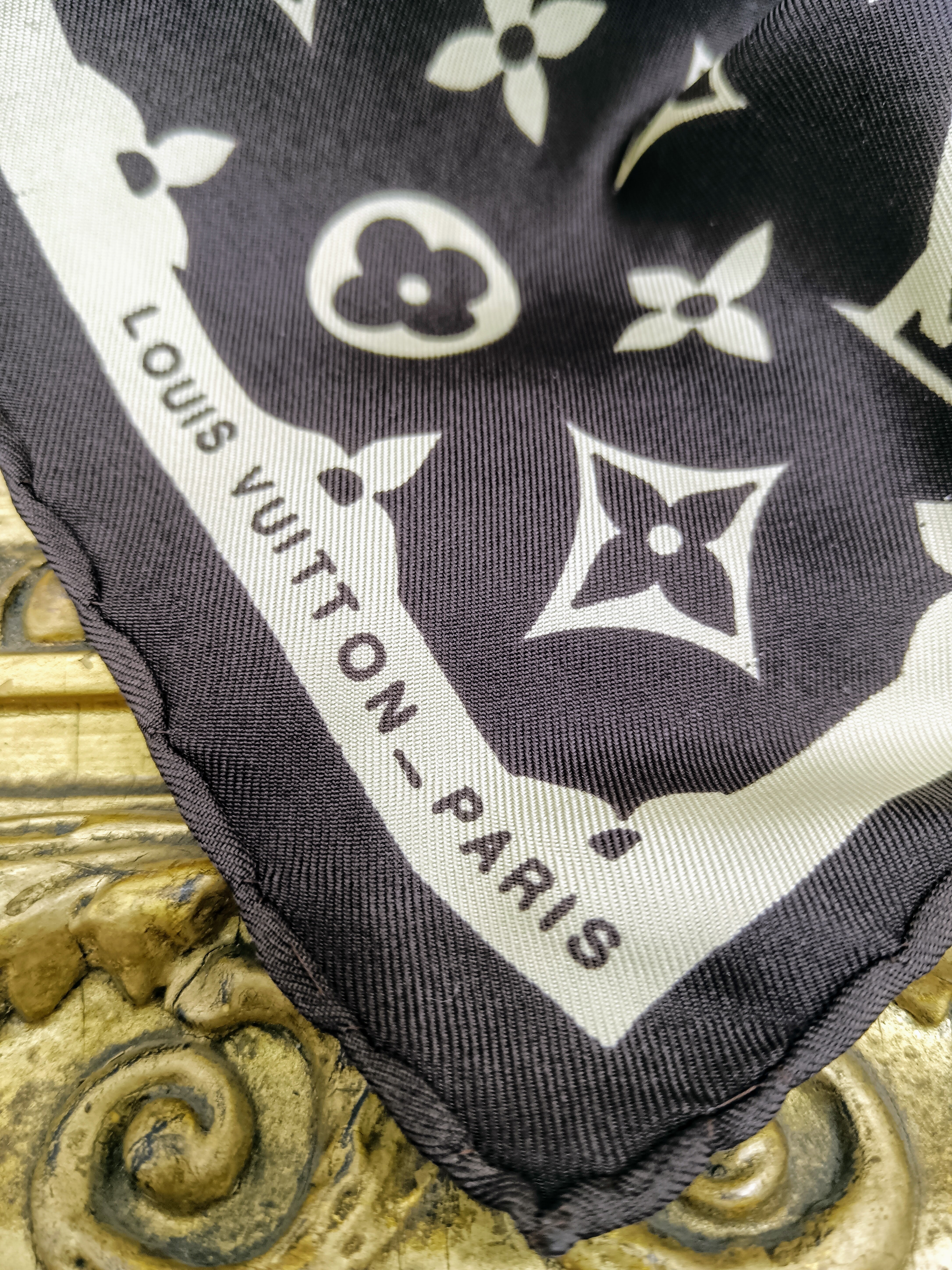 Louis Vuitton – Foulard Monogram in Seta Marrone & Beige