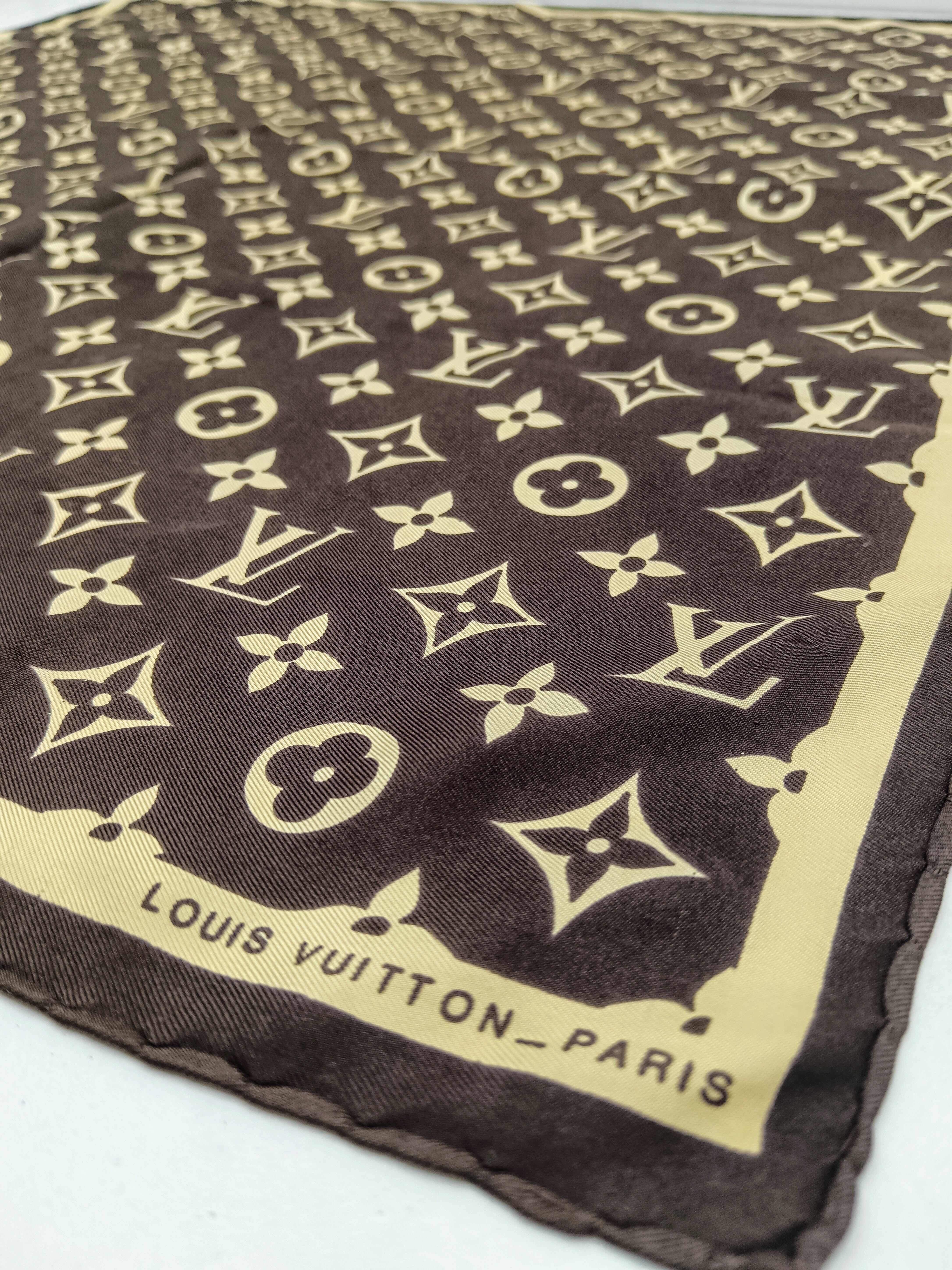 Louis Vuitton – Foulard Monogram in Seta Marrone & Beige