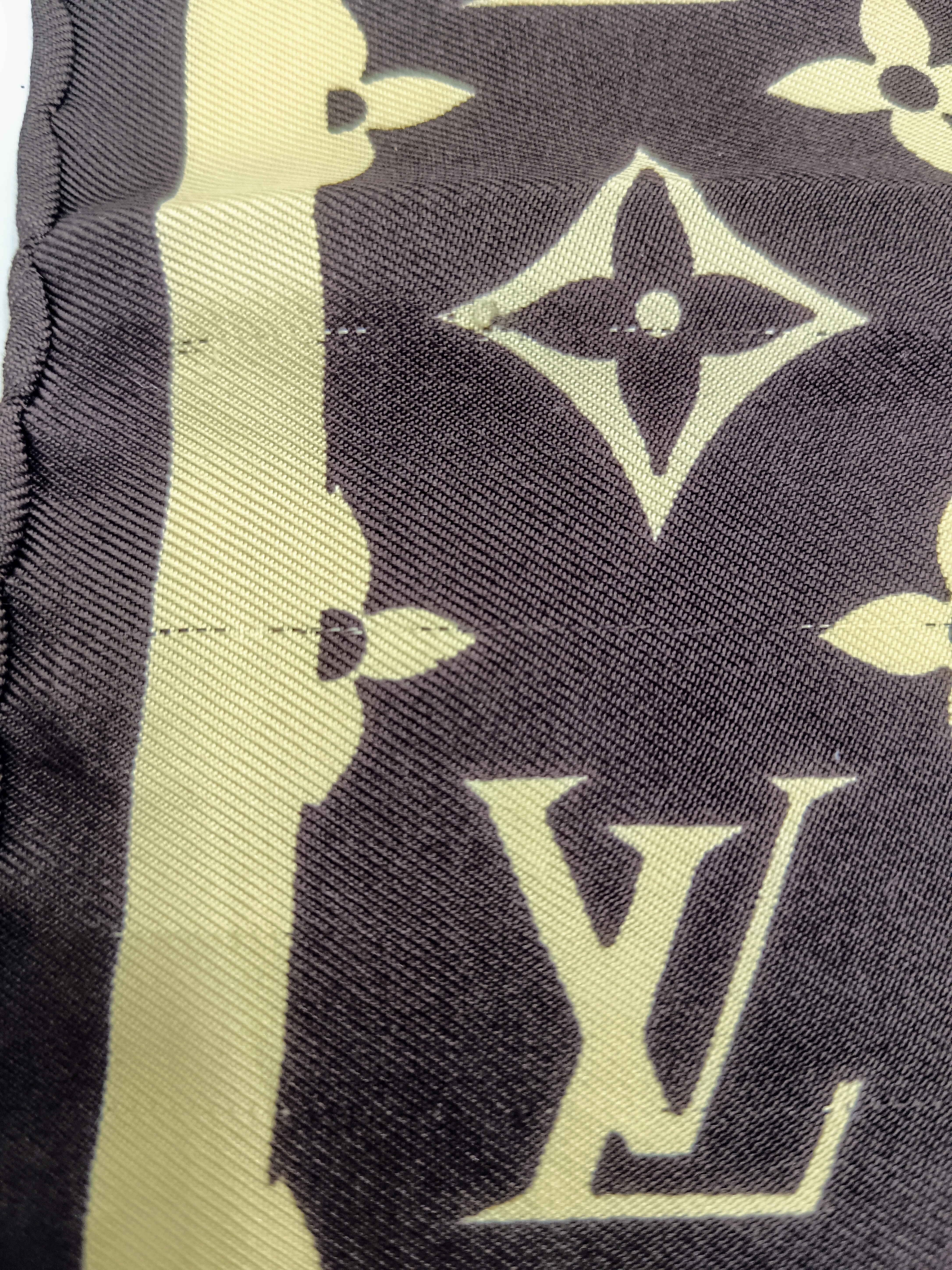 Louis Vuitton – Foulard Monogram in Seta Marrone & Beige