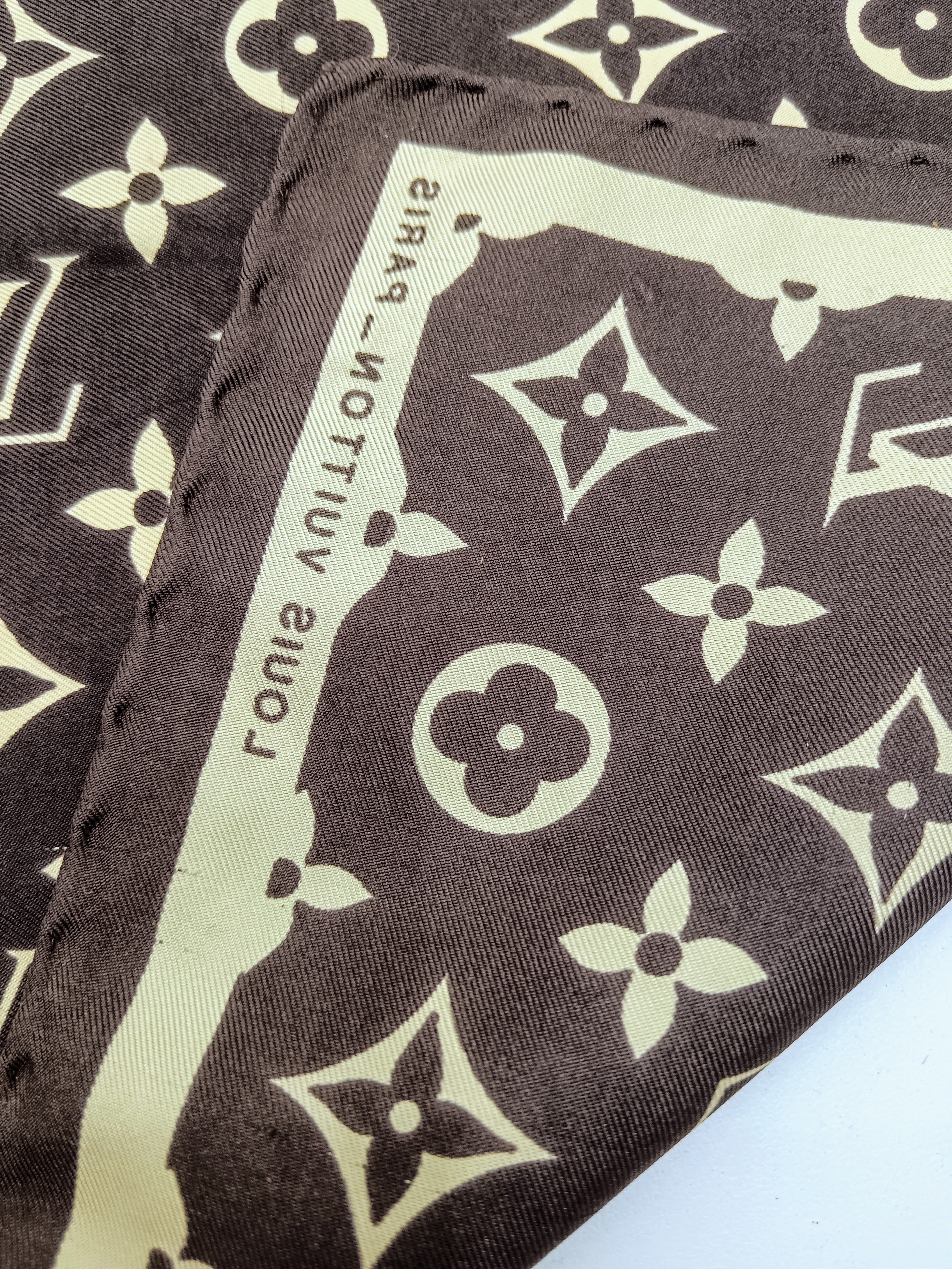 Louis Vuitton – Foulard Monogram in Seta Marrone & Beige