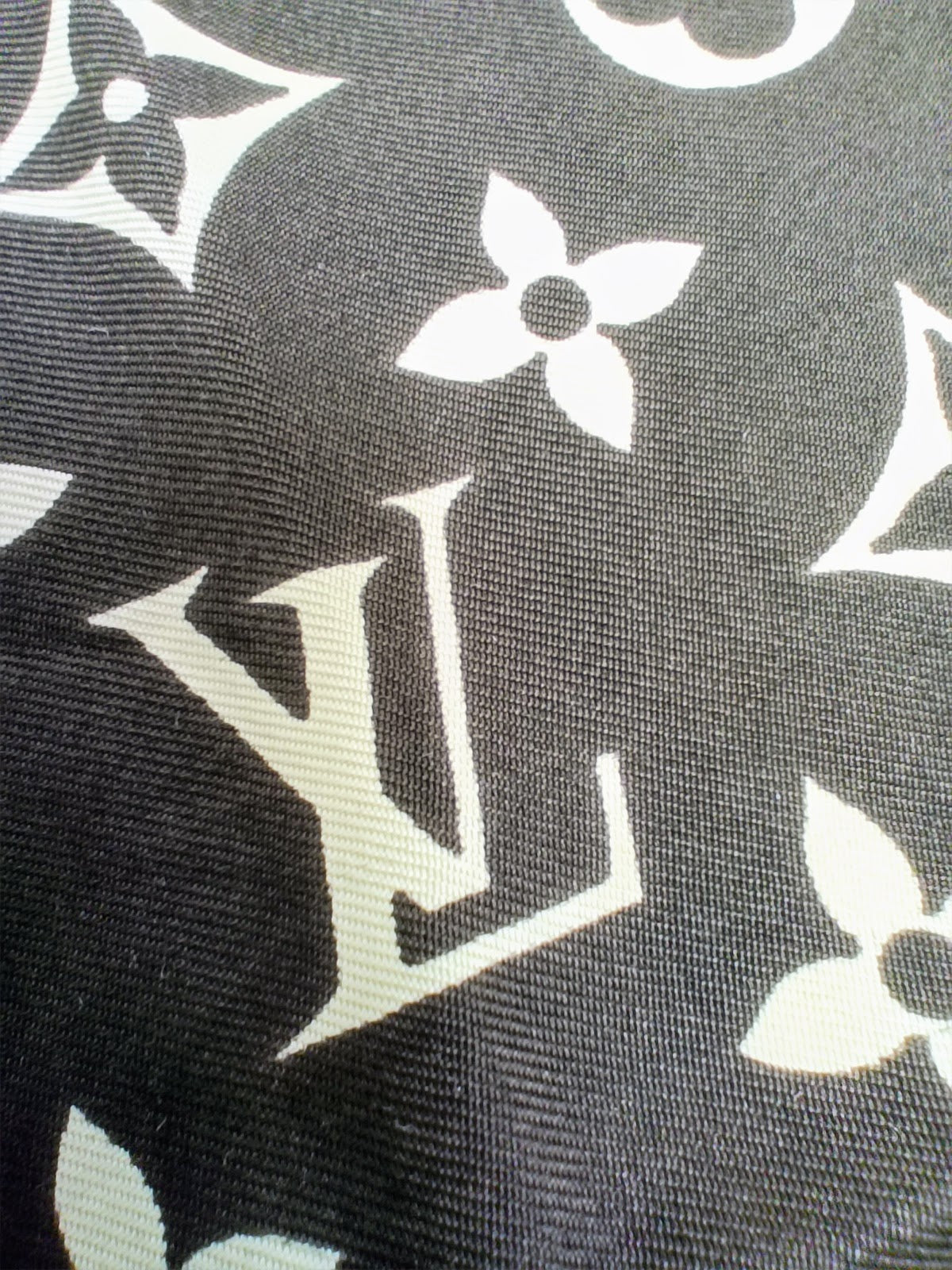Louis Vuitton – Foulard Monogram in Seta Marrone & Beige