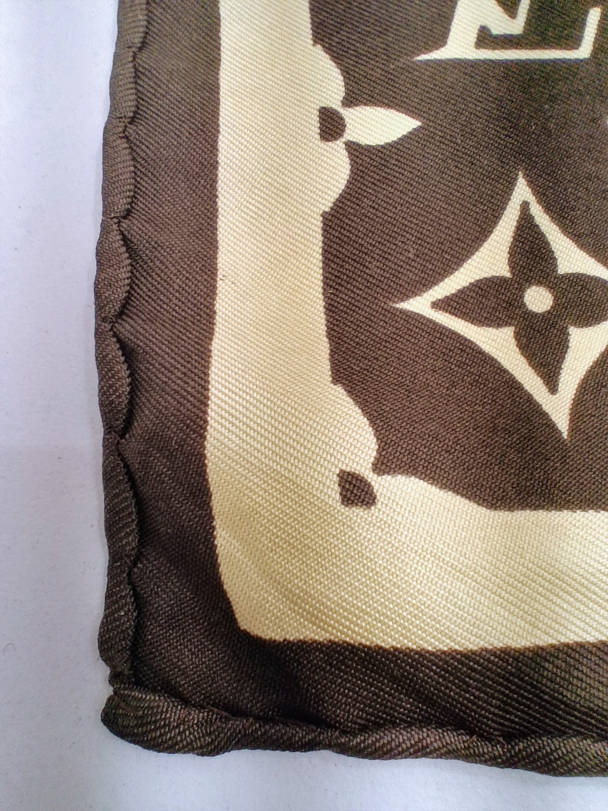 Louis Vuitton – Foulard Monogram in Seta Marrone & Beige