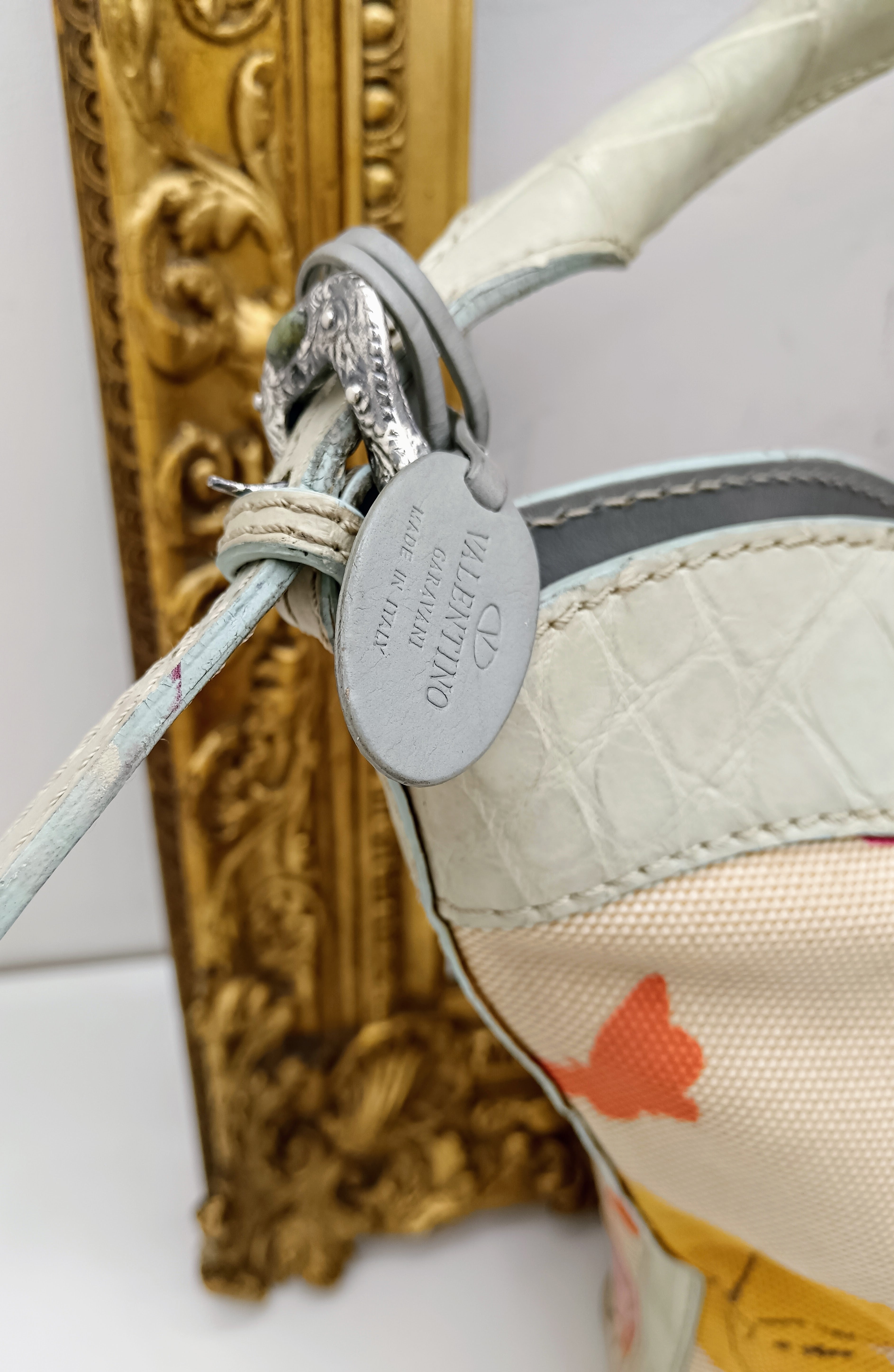 Valentino Garavani – Borsa Hobo in canapa con farfalle e pelle cocco azzurra