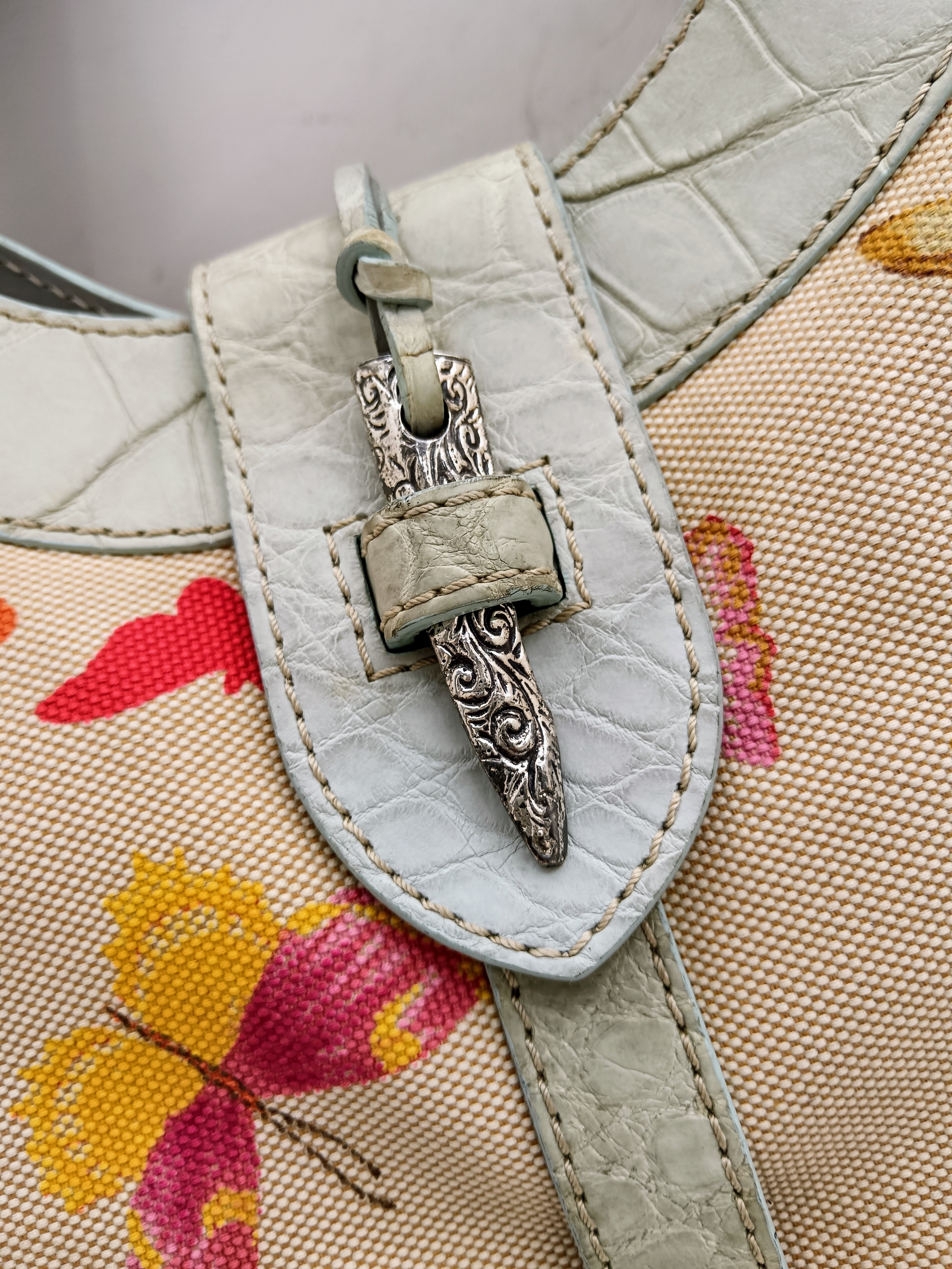 Valentino Garavani – Borsa Hobo in canapa con farfalle e pelle cocco azzurra
