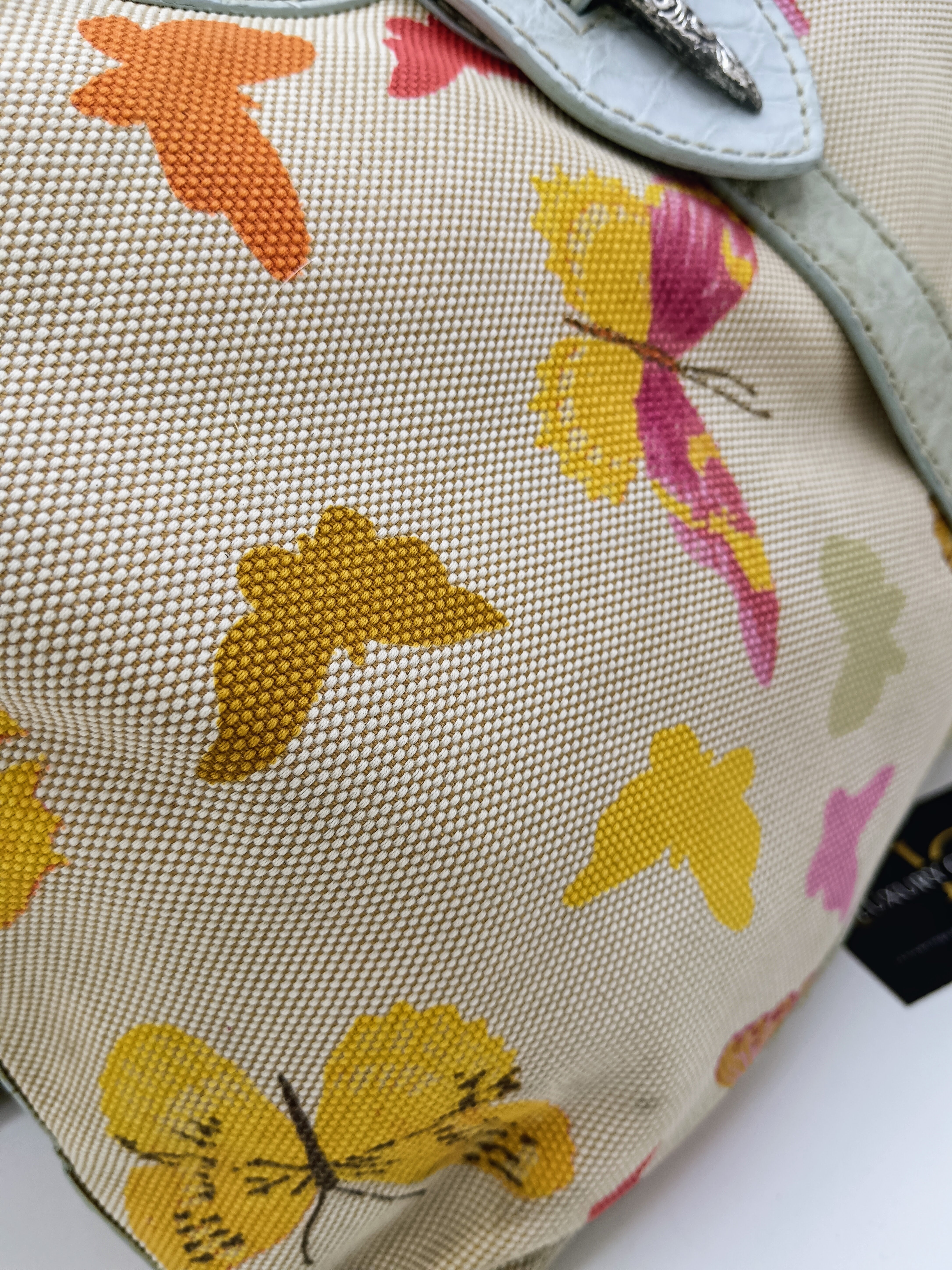 Valentino Garavani – Borsa Hobo in canapa con farfalle e pelle cocco azzurra
