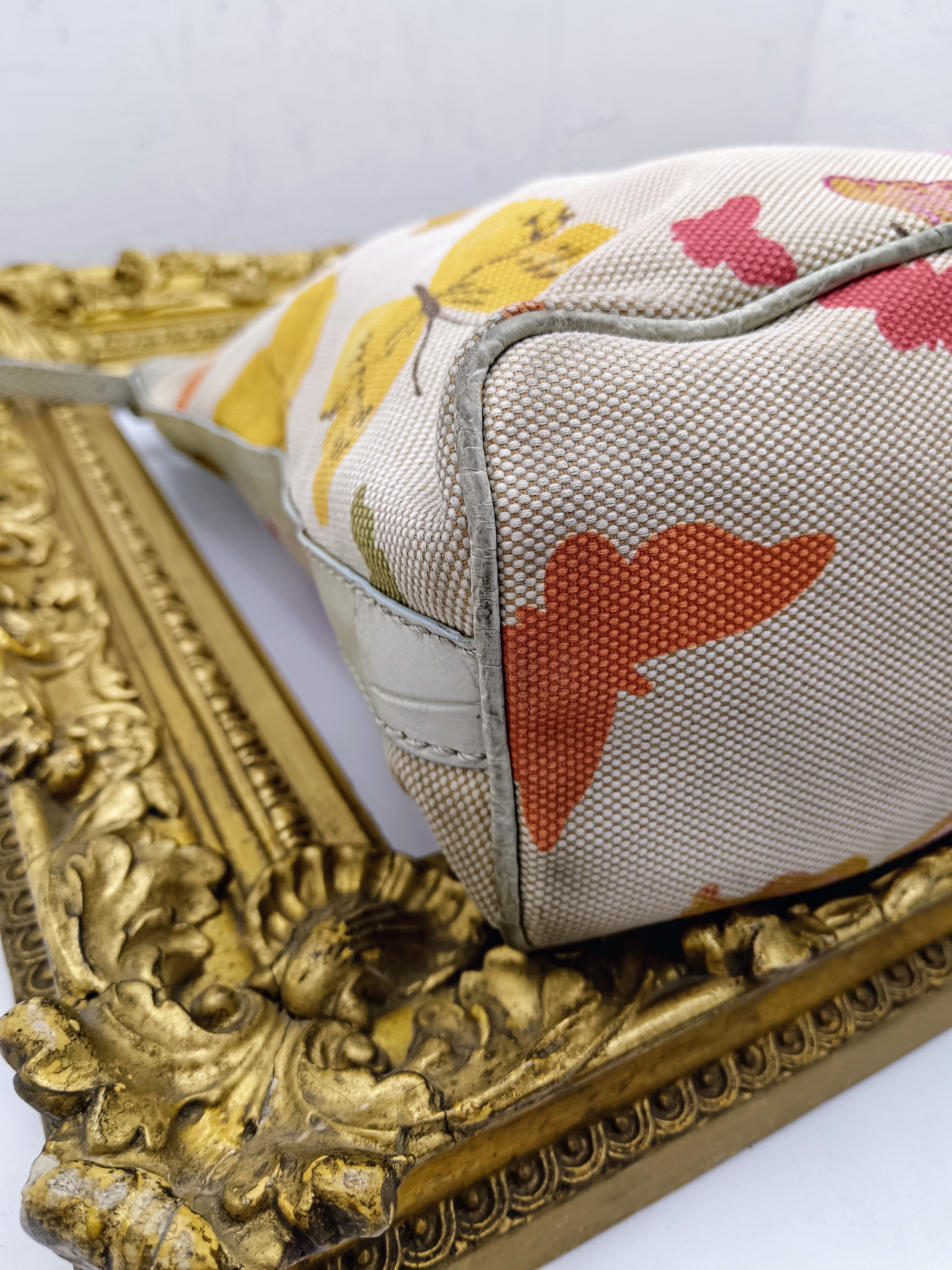 Valentino Garavani – Borsa Hobo in canapa con farfalle e pelle cocco azzurra