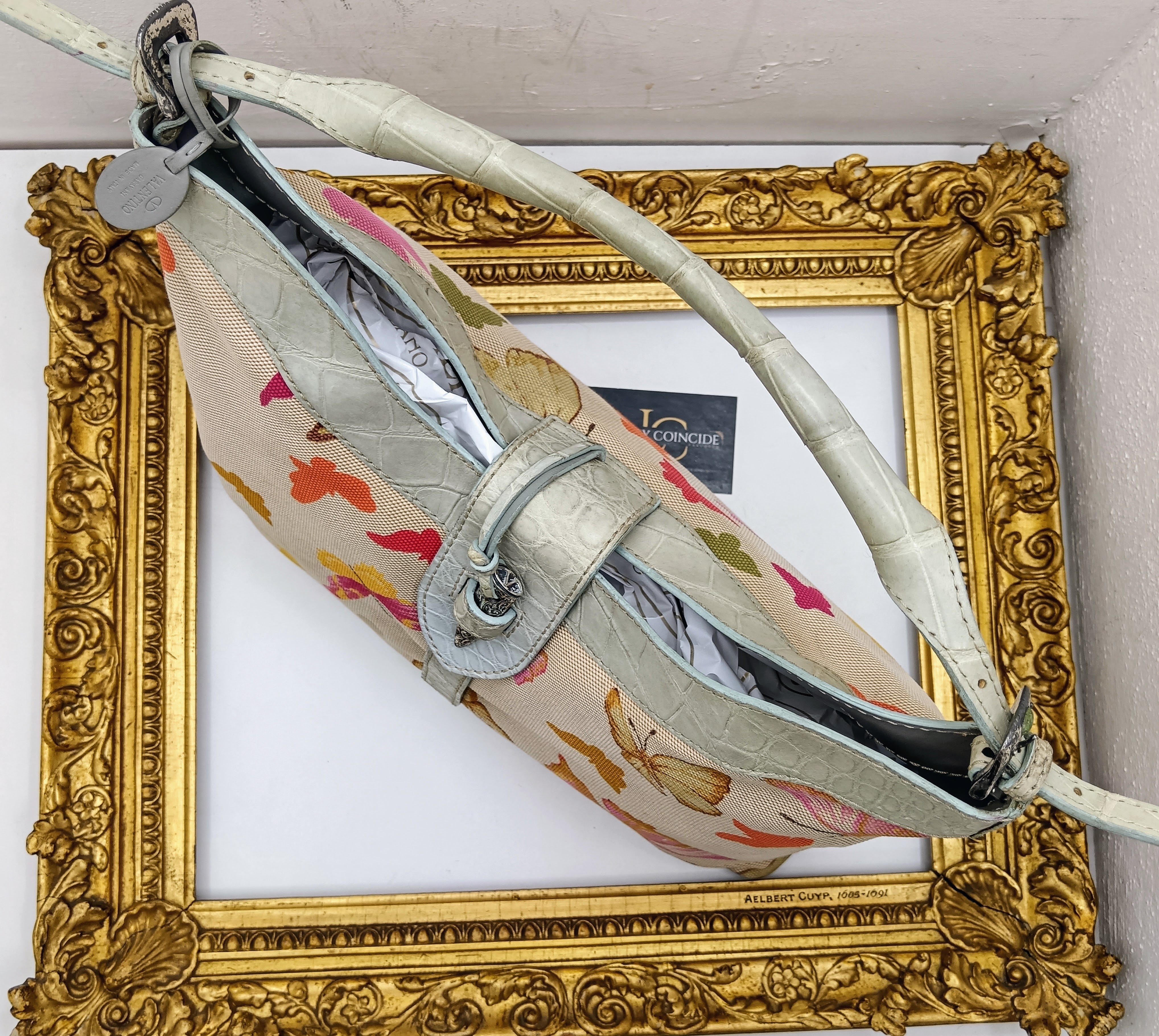 Valentino Garavani – Borsa Hobo in canapa con farfalle e pelle cocco azzurra