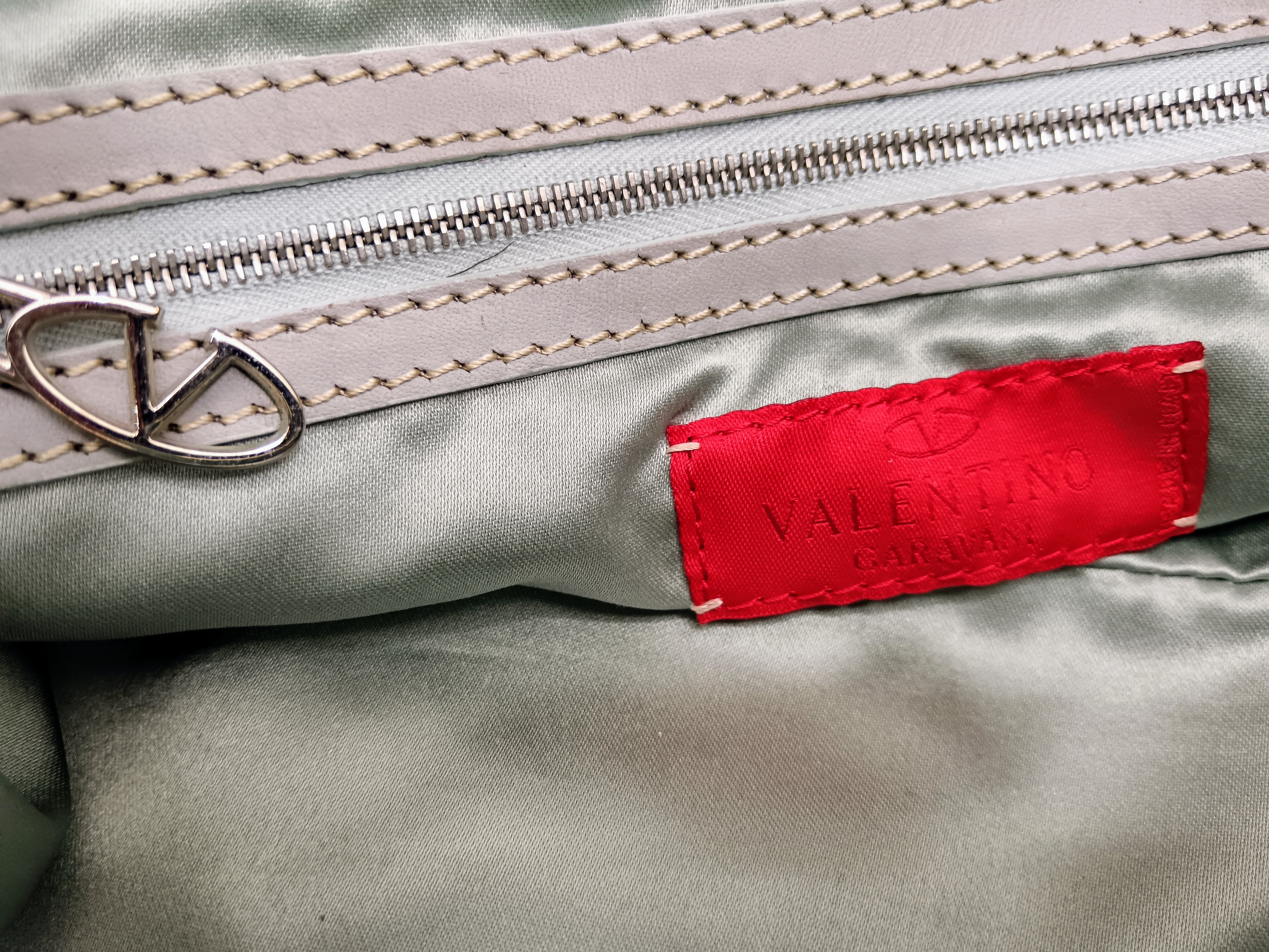 Valentino Garavani – Borsa Hobo in canapa con farfalle e pelle cocco azzurra