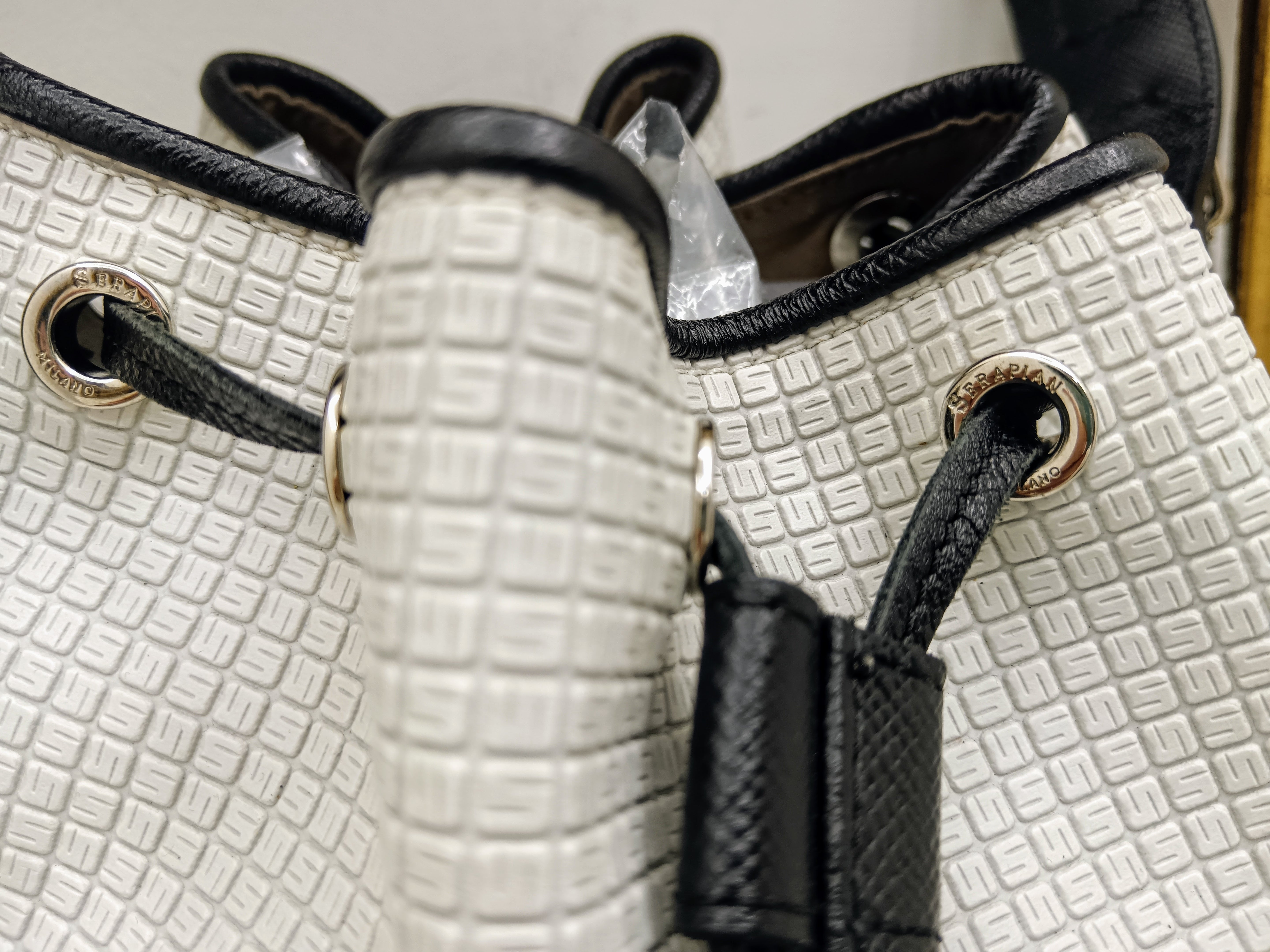 Serapian -Secchiello “Stephan” Borsa a spalla in canvas bianco e pelle nera