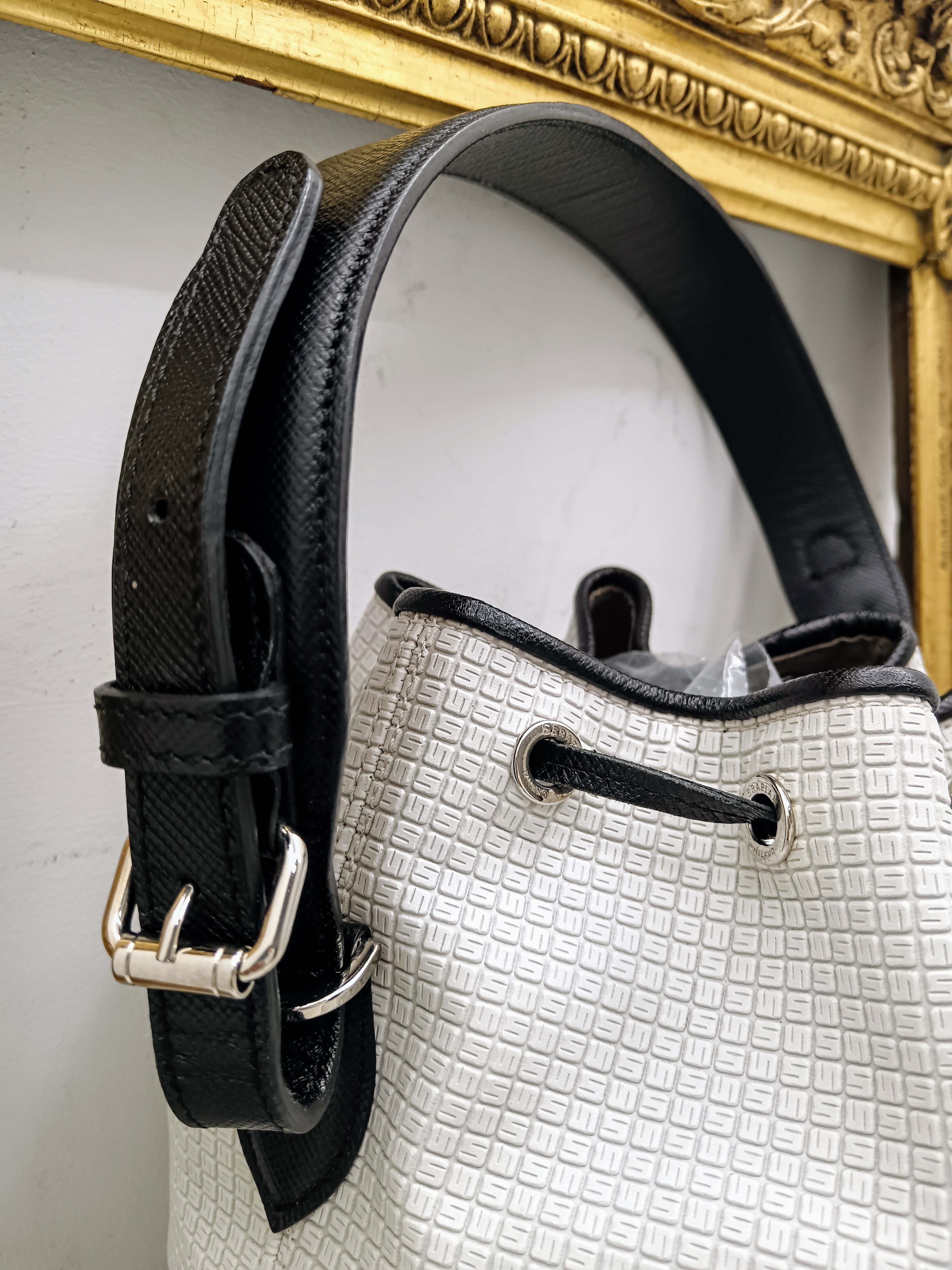 Serapian -Secchiello “Stephan” Borsa a spalla in canvas bianco e pelle nera