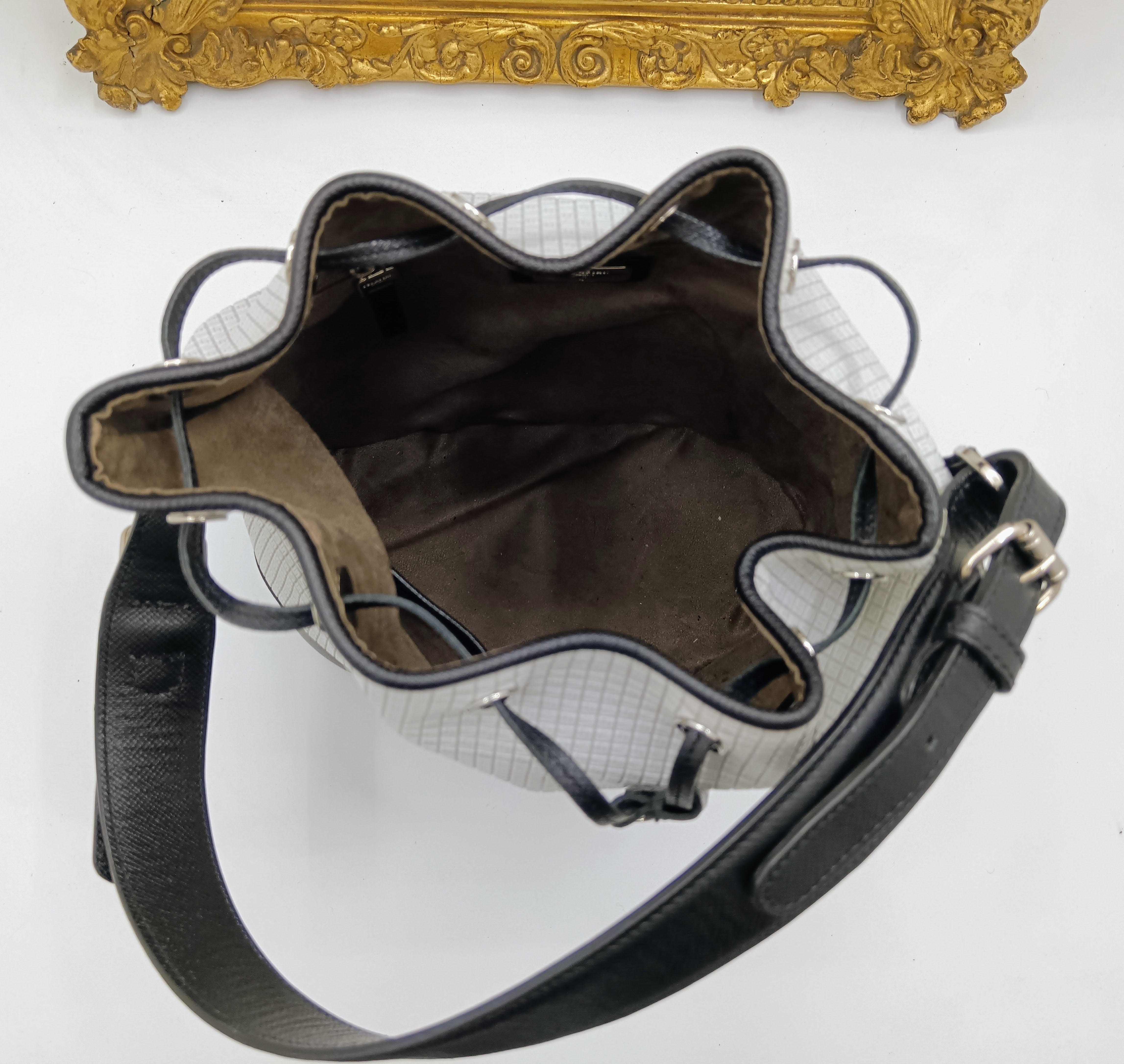 Serapian -Secchiello “Stephan” Borsa a spalla in canvas bianco e pelle nera