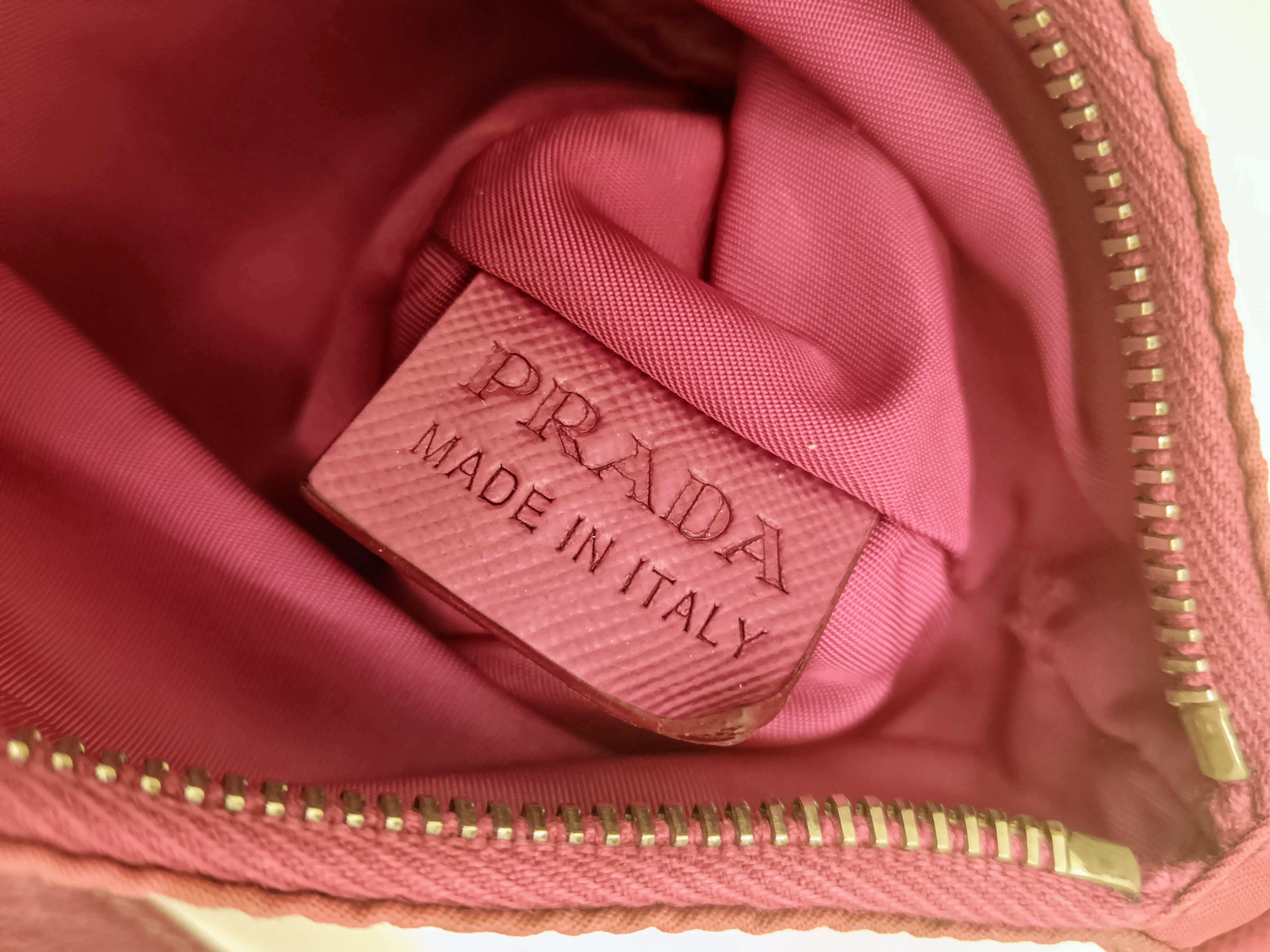 Prada – Mini Bag Pochette Re-Nylon e Pelle Saffiano