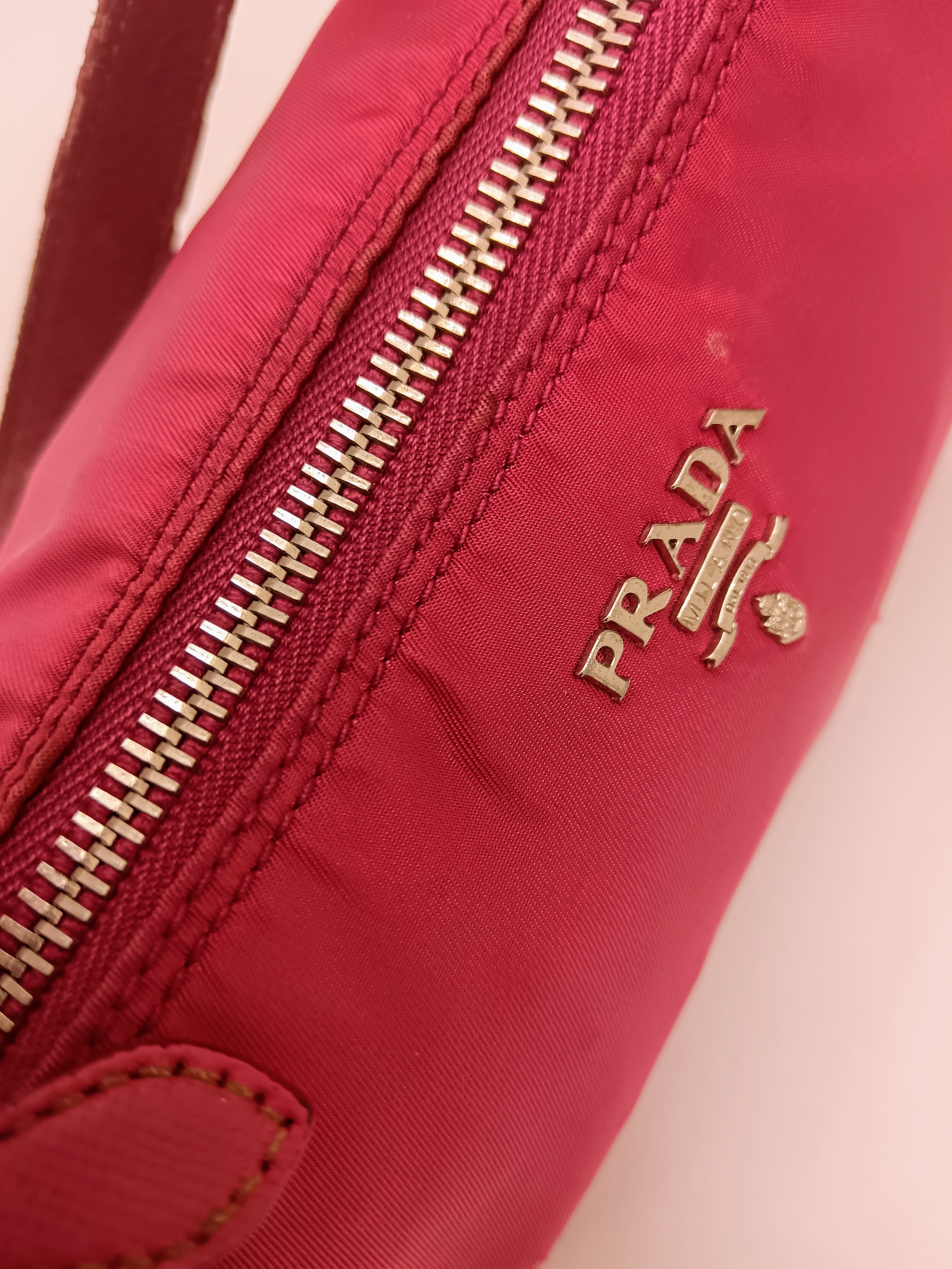 Prada – Mini Bag Pochette Re-Nylon e Pelle Saffiano