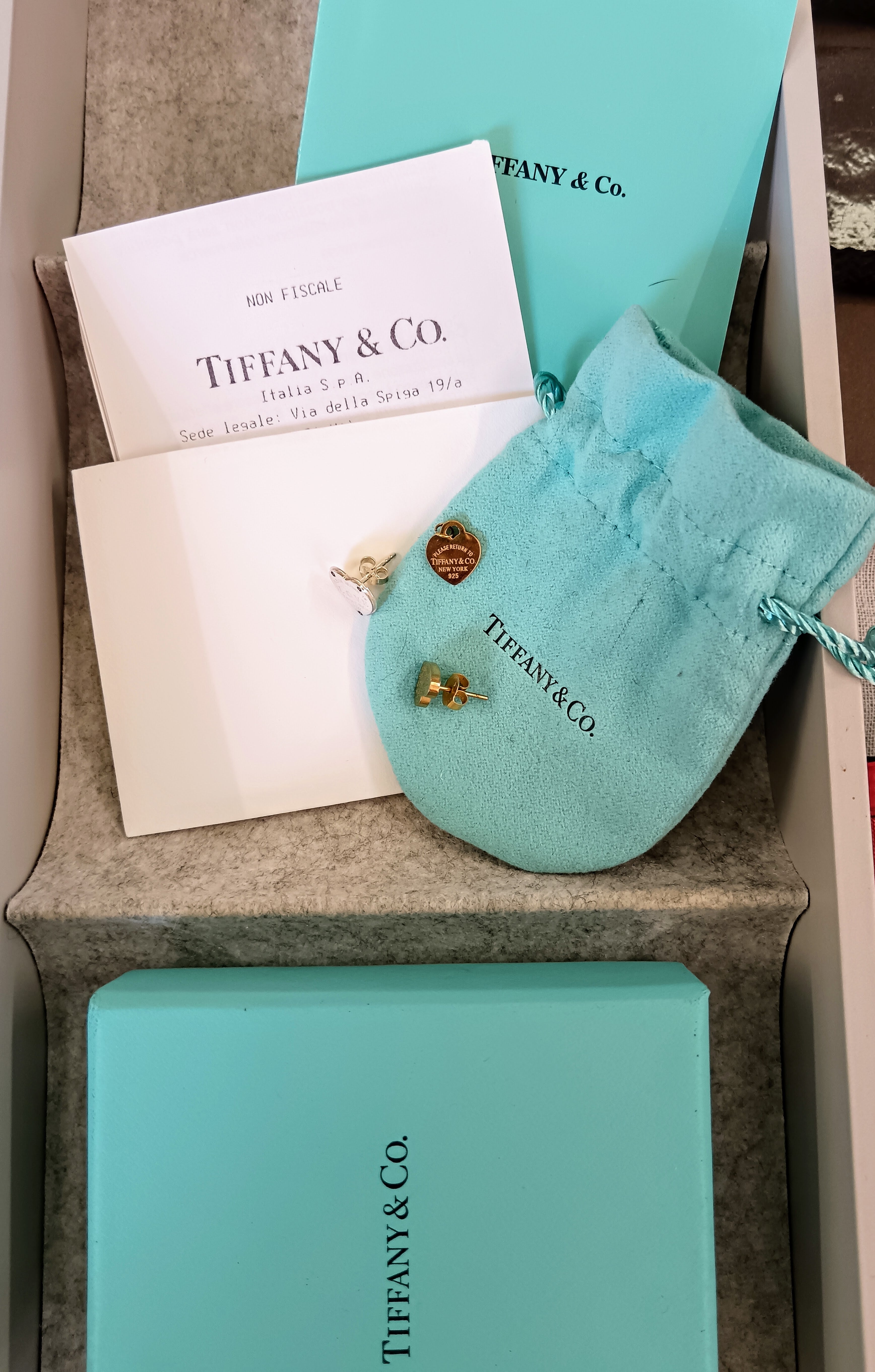 Tiffany & Co. – Orecchino Singolo a Lobo in Argento 925 Cuore Inciso