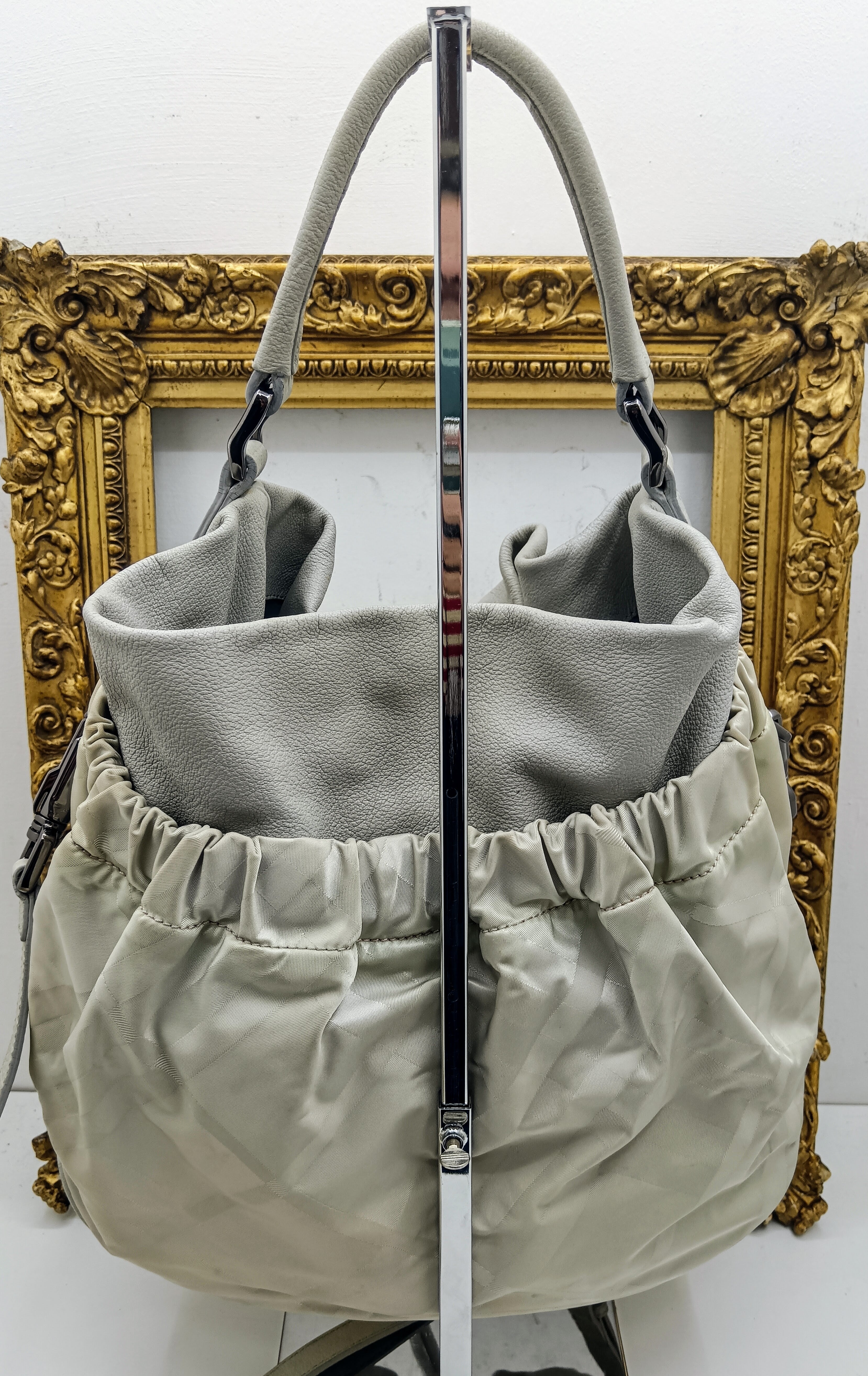 Burberry – Borsa secchiello a spalla in pelle e tessuto check grigio chiaro