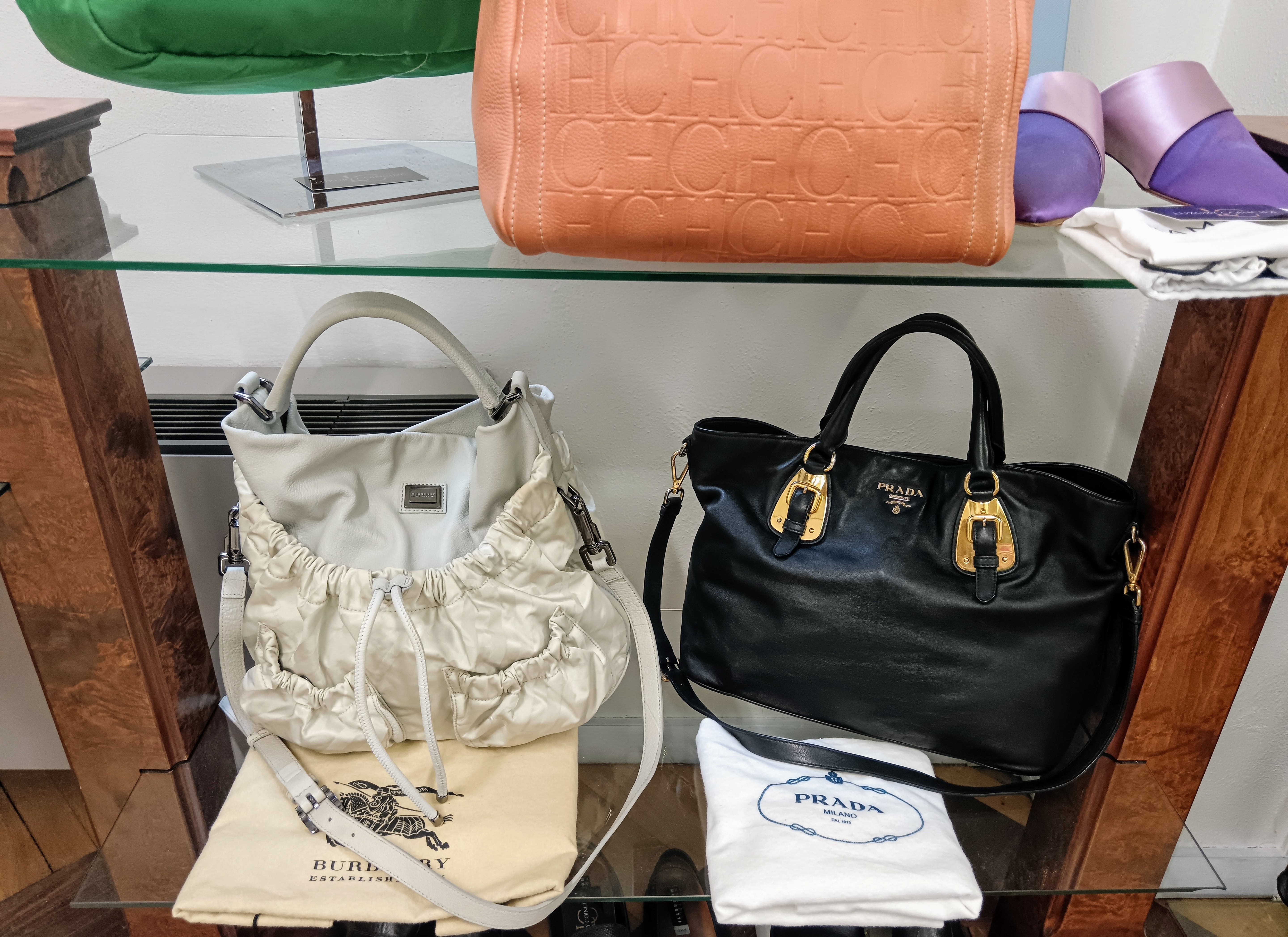 Burberry – Borsa secchiello a spalla in pelle e tessuto check grigio chiaro