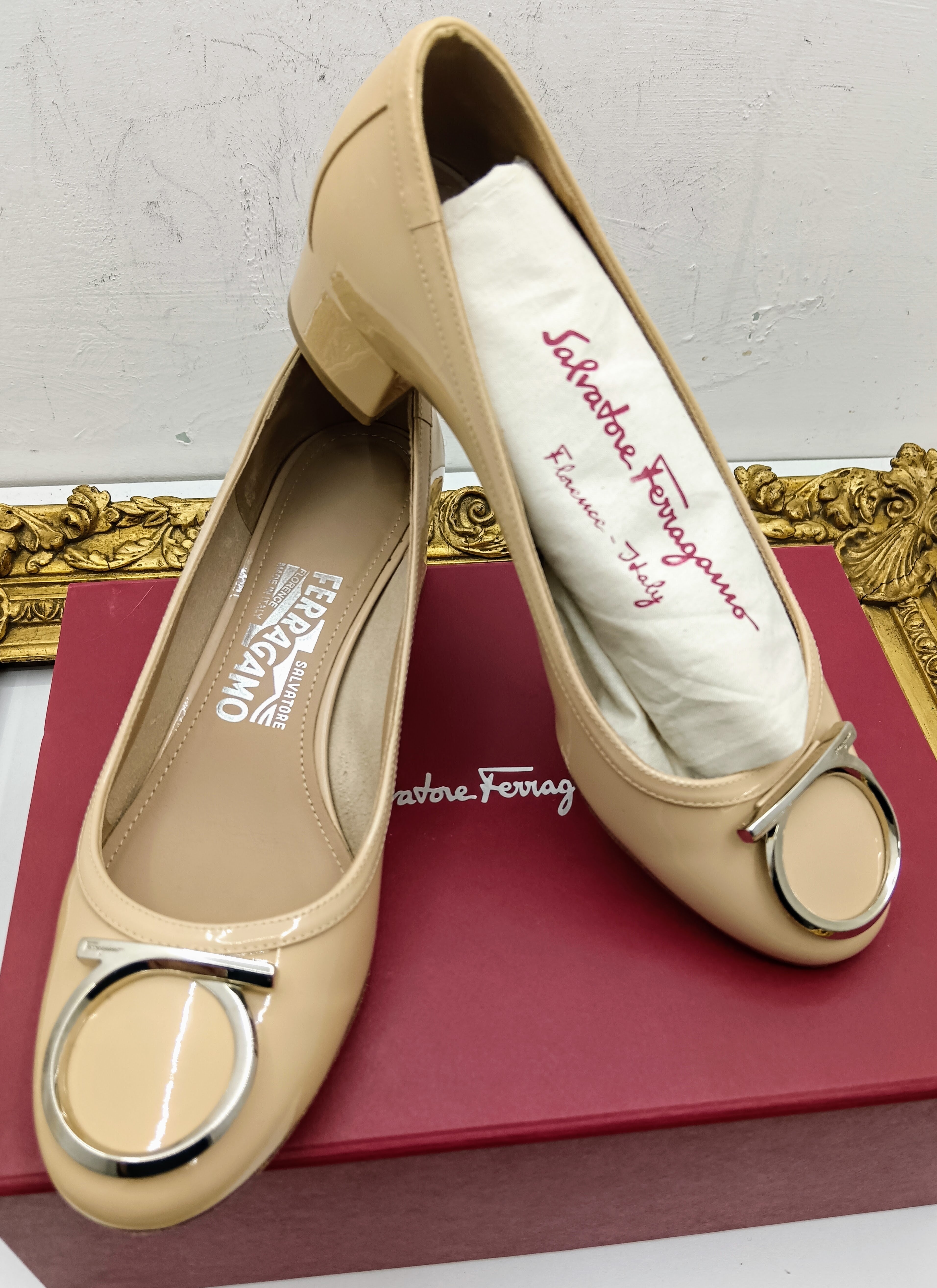 Ferragamo Salvatore – Décolleté Pumps Big Logo in Vernice
