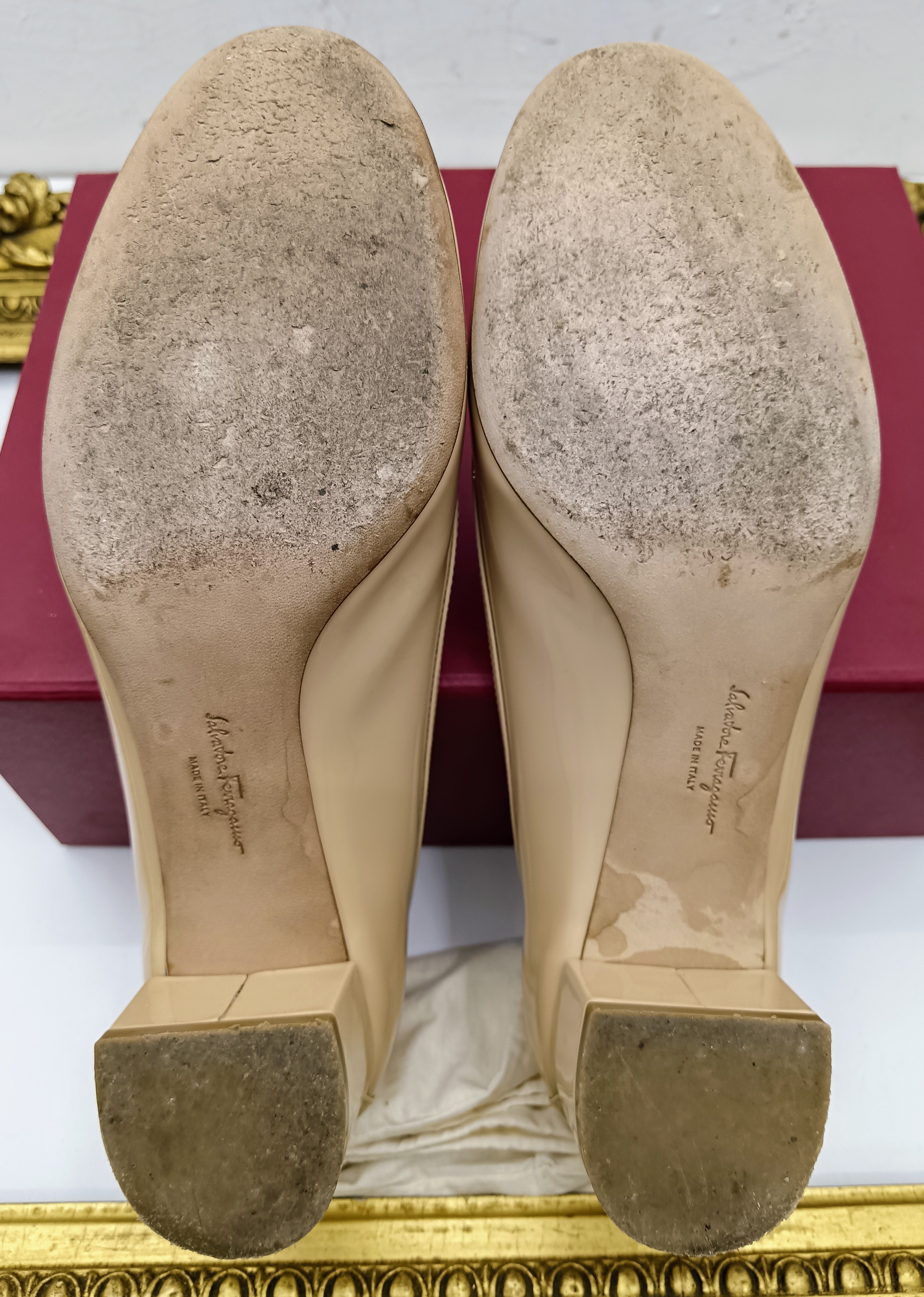 Ferragamo Salvatore – Décolleté Pumps Big Logo in Vernice