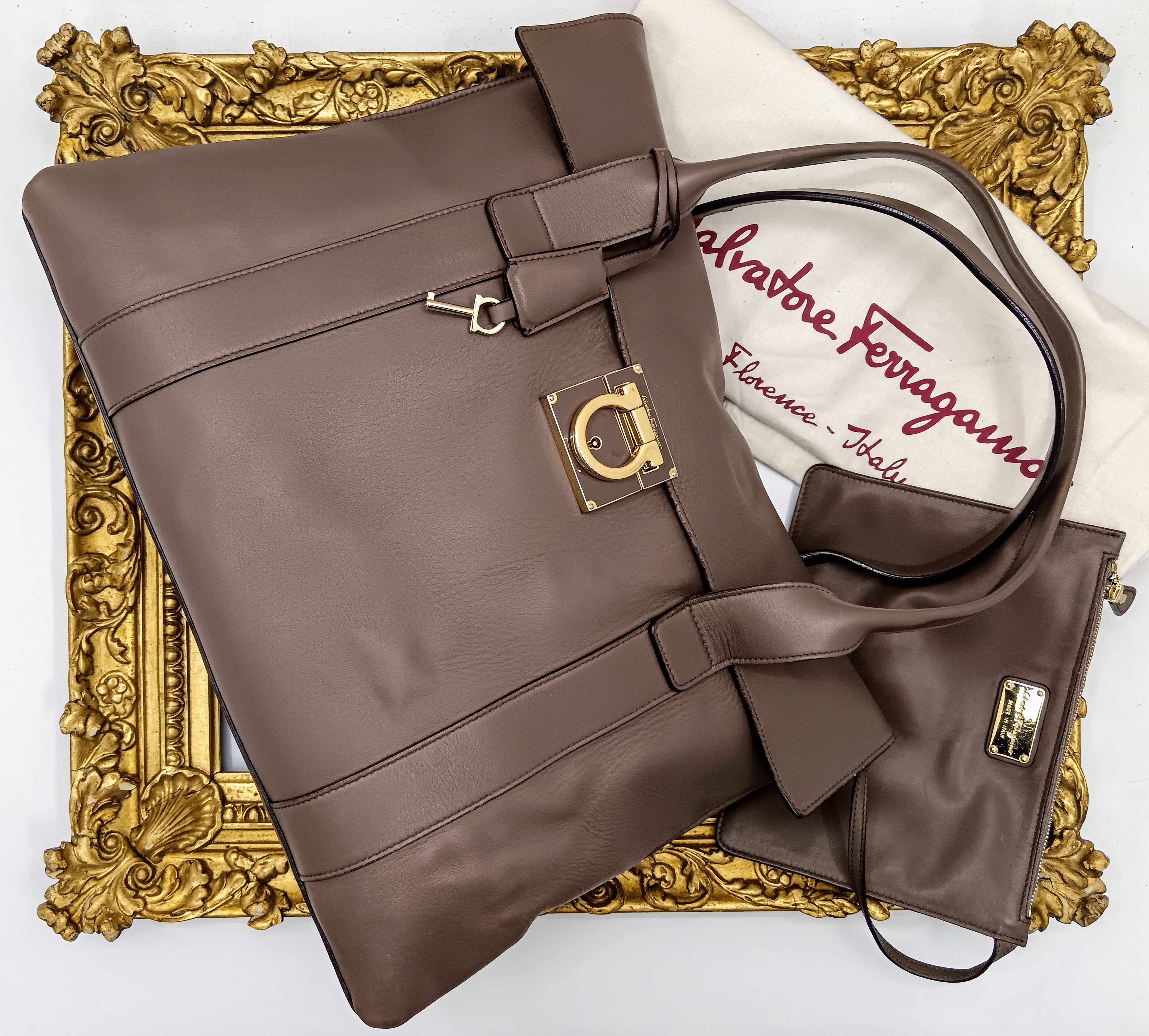 Ferragamo Salvatore– Borsa Shopper Big Logo in Pelle Liscia Tortora con Pochette