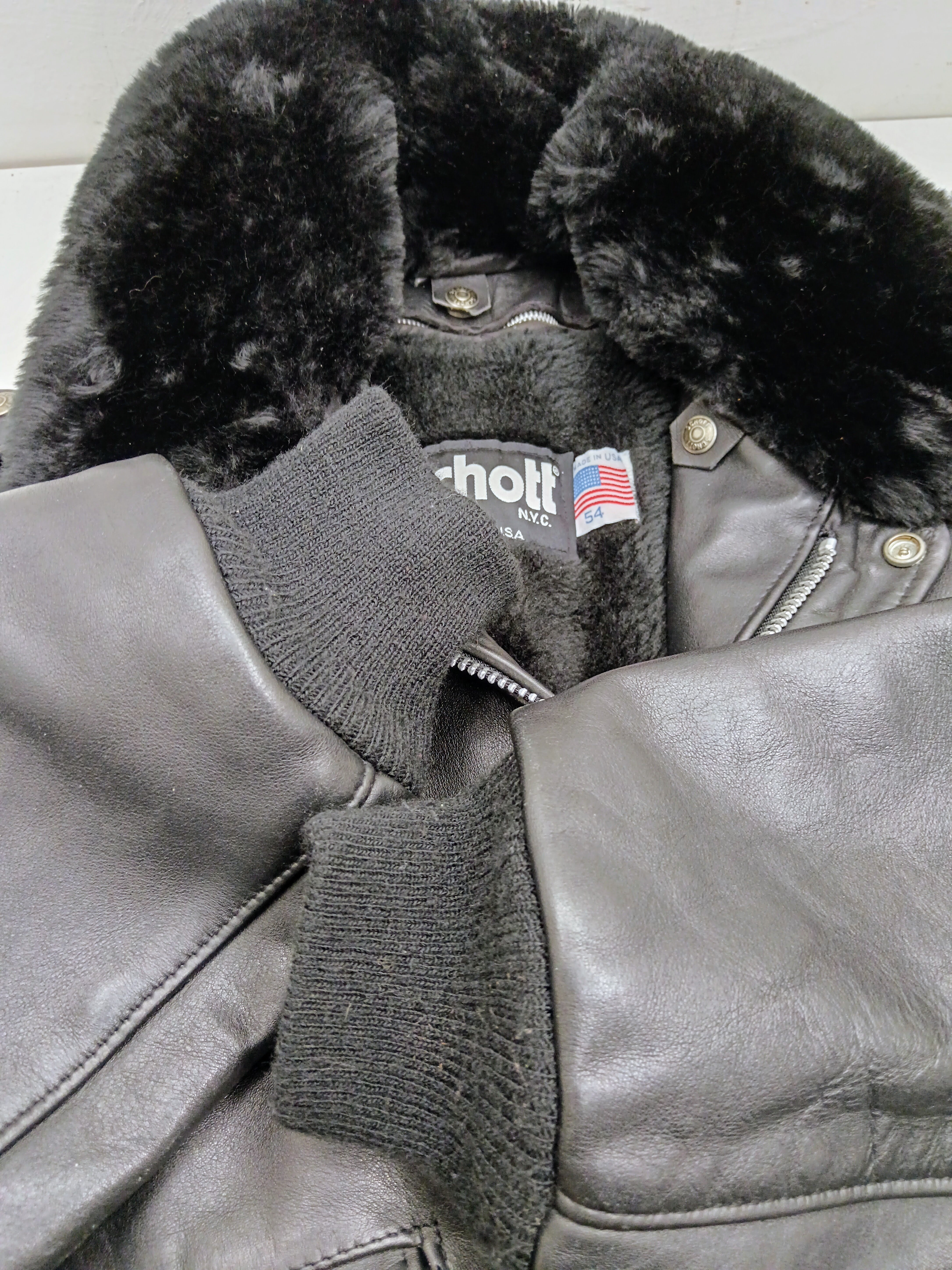 Schott N.Y.C. – Giubbotto Pelle Nero con Pelo Oversize Made in USA