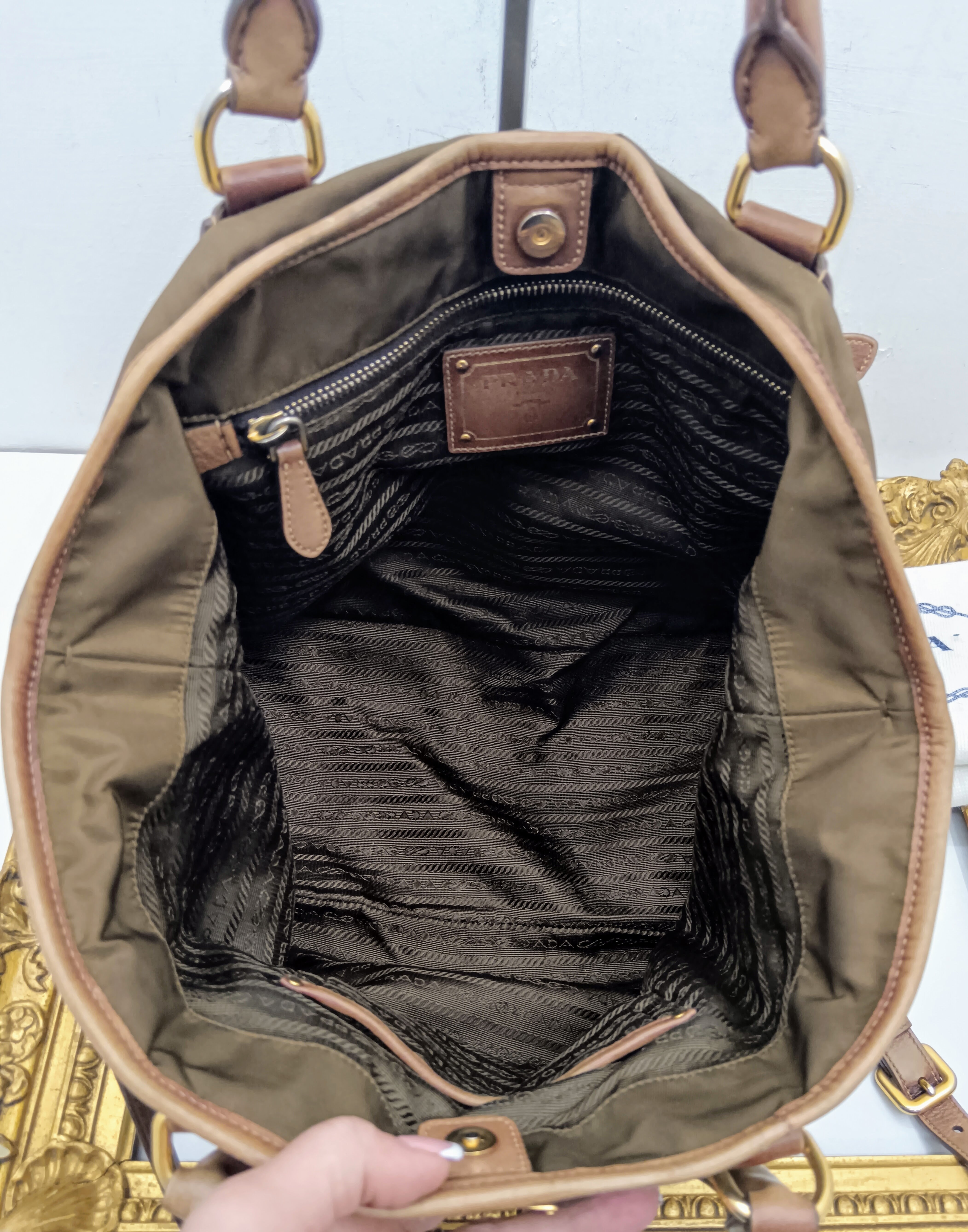Prada – Borsa Shopper Media Nylon Marrone e Pelle Nocciola