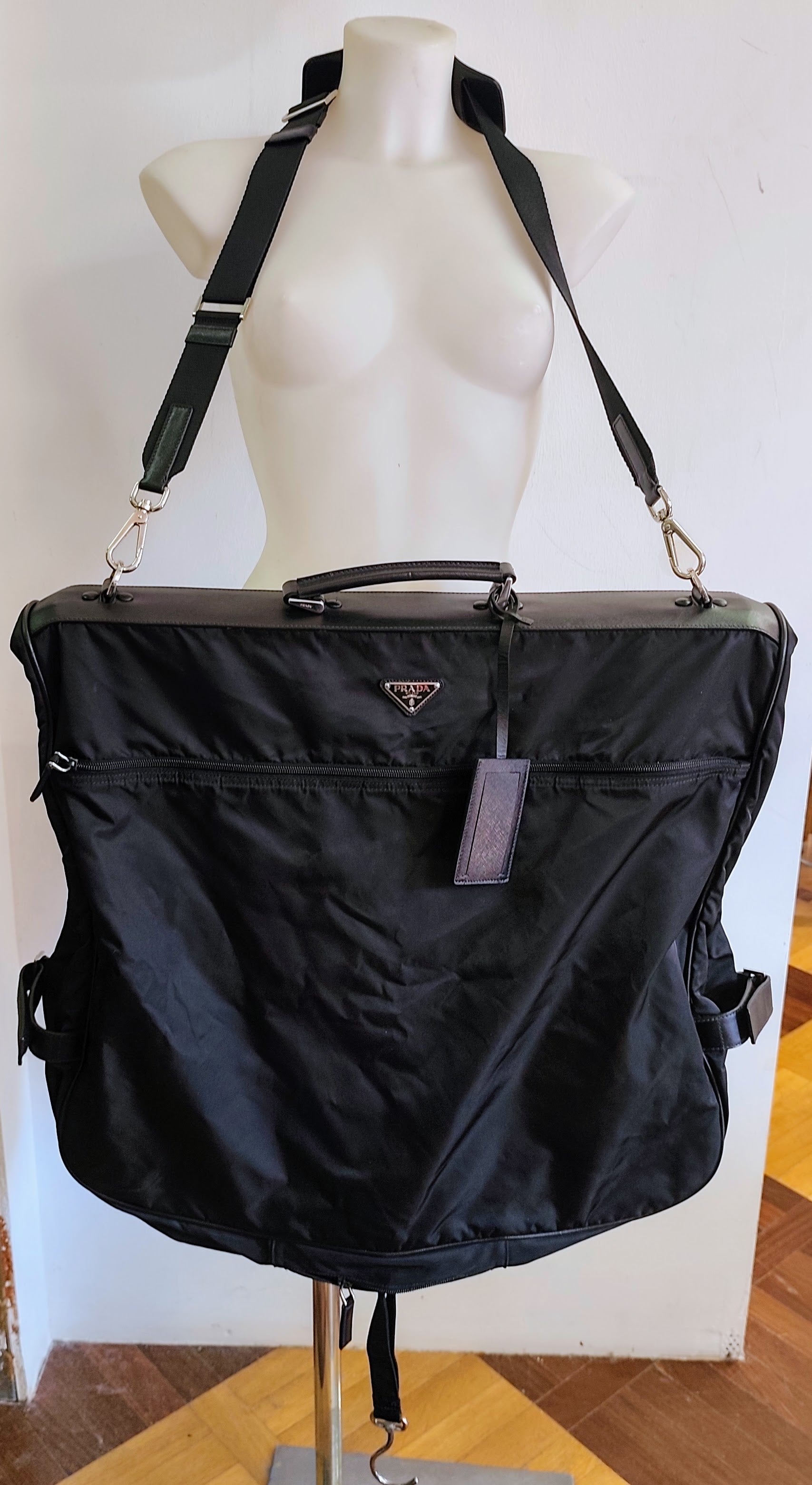 Prada - Borsone Porta Abiti da Viaggio in Re-Nylon e Pelle Nera