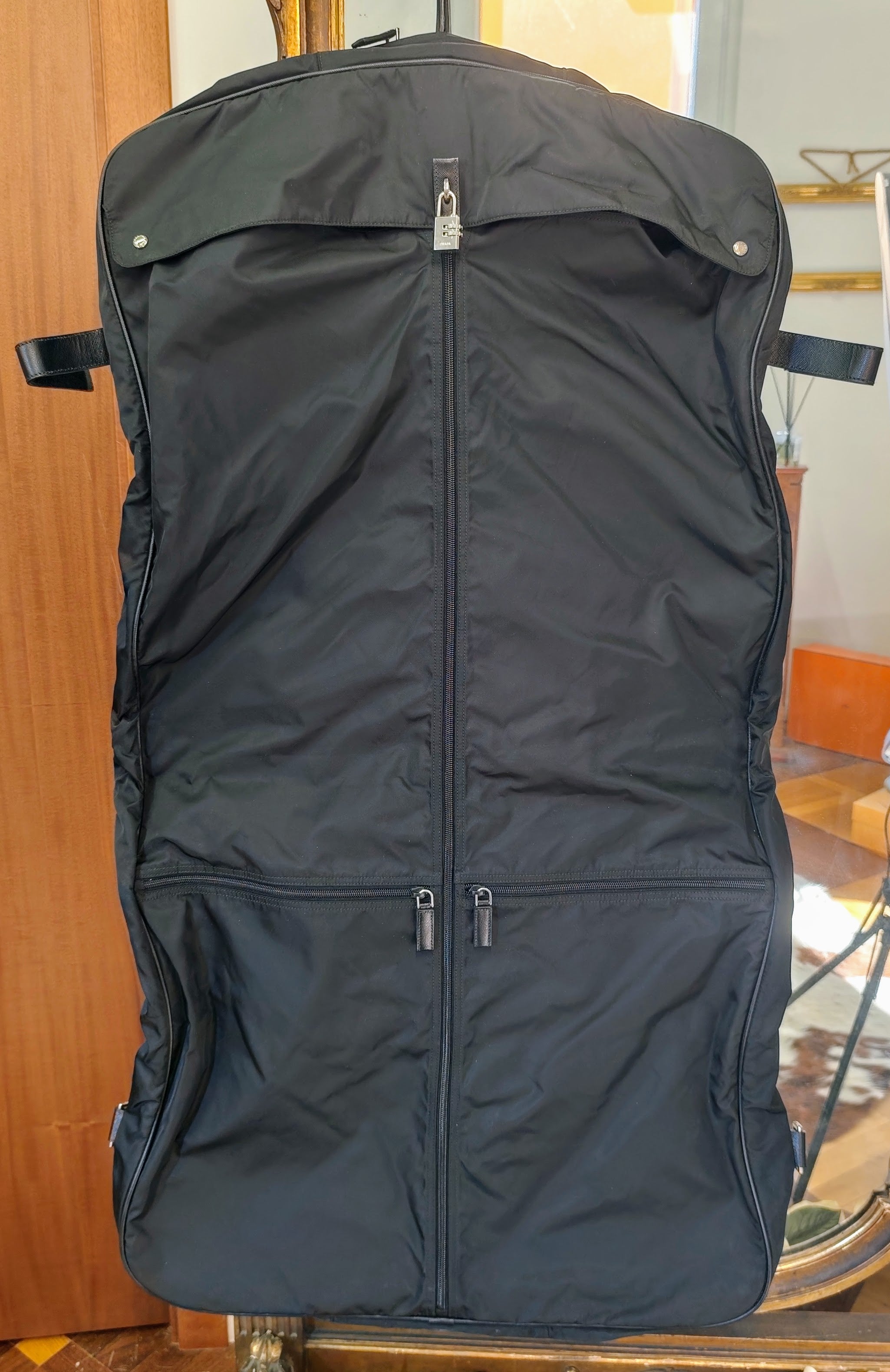 Prada - Borsone Porta Abiti da Viaggio in Re-Nylon e Pelle Nera