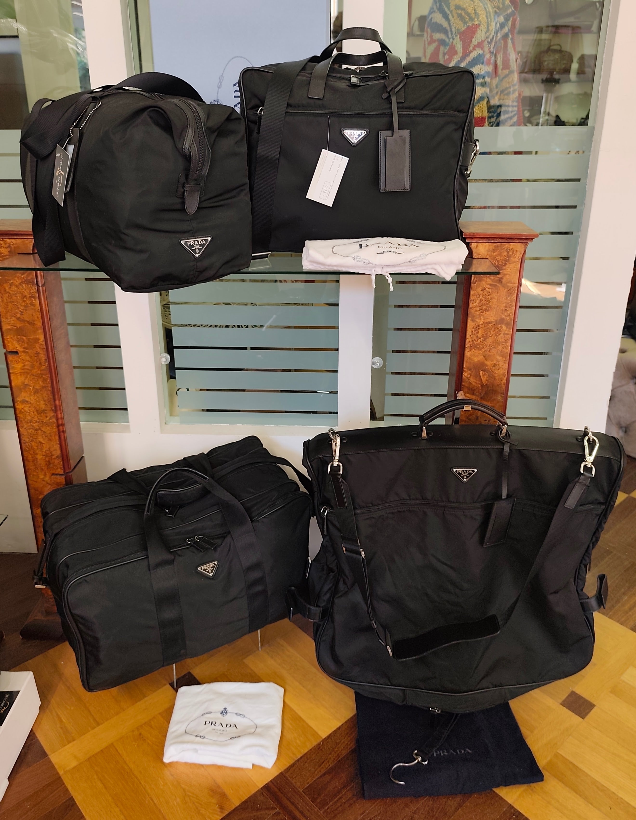 Prada - Borsone Porta Abiti da Viaggio in Re-Nylon e Pelle Nera