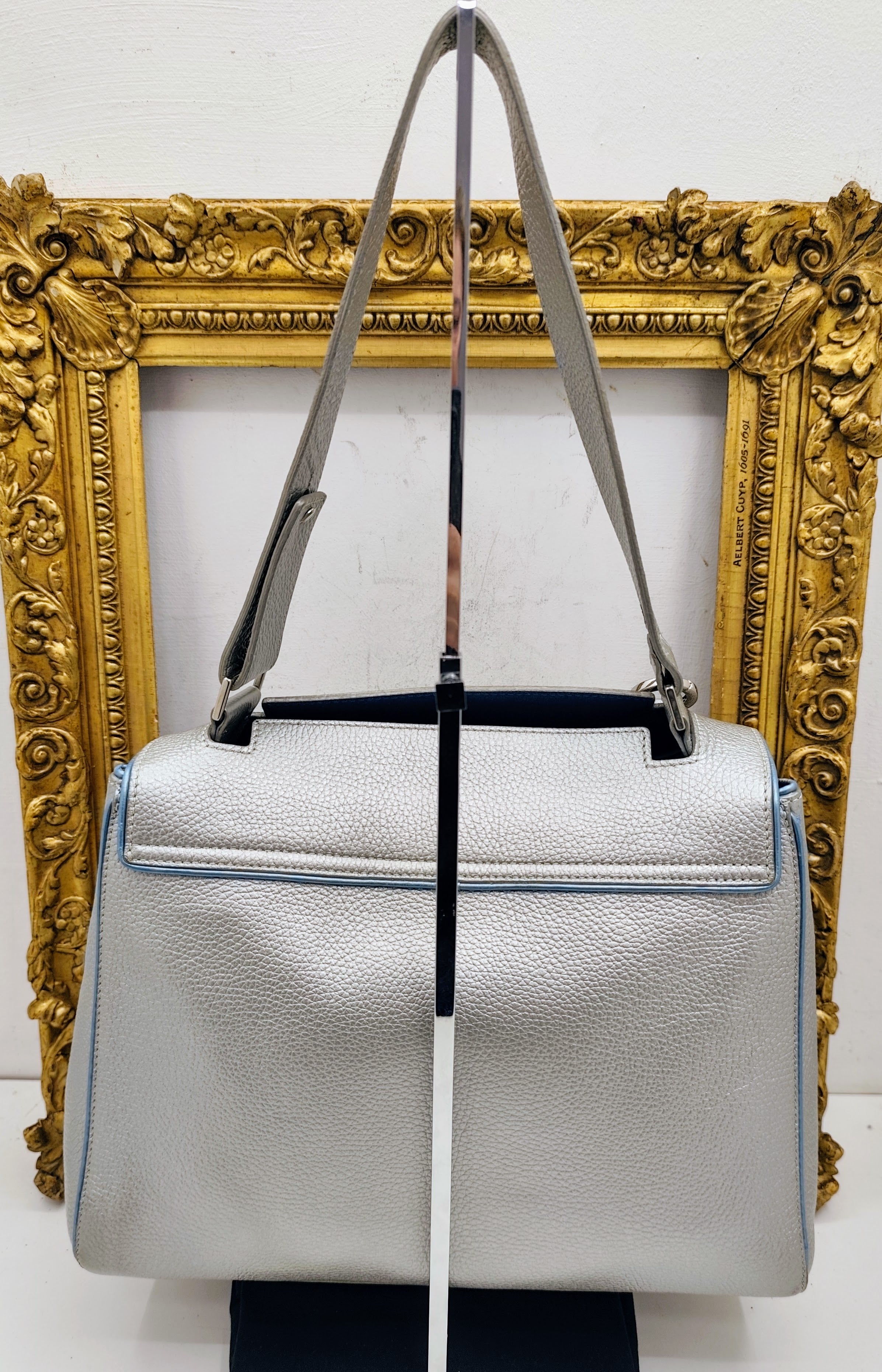 Orciani – Sveva Soft Media Pelle Martellata Argento con Profili Azzurri e Charm Nappina