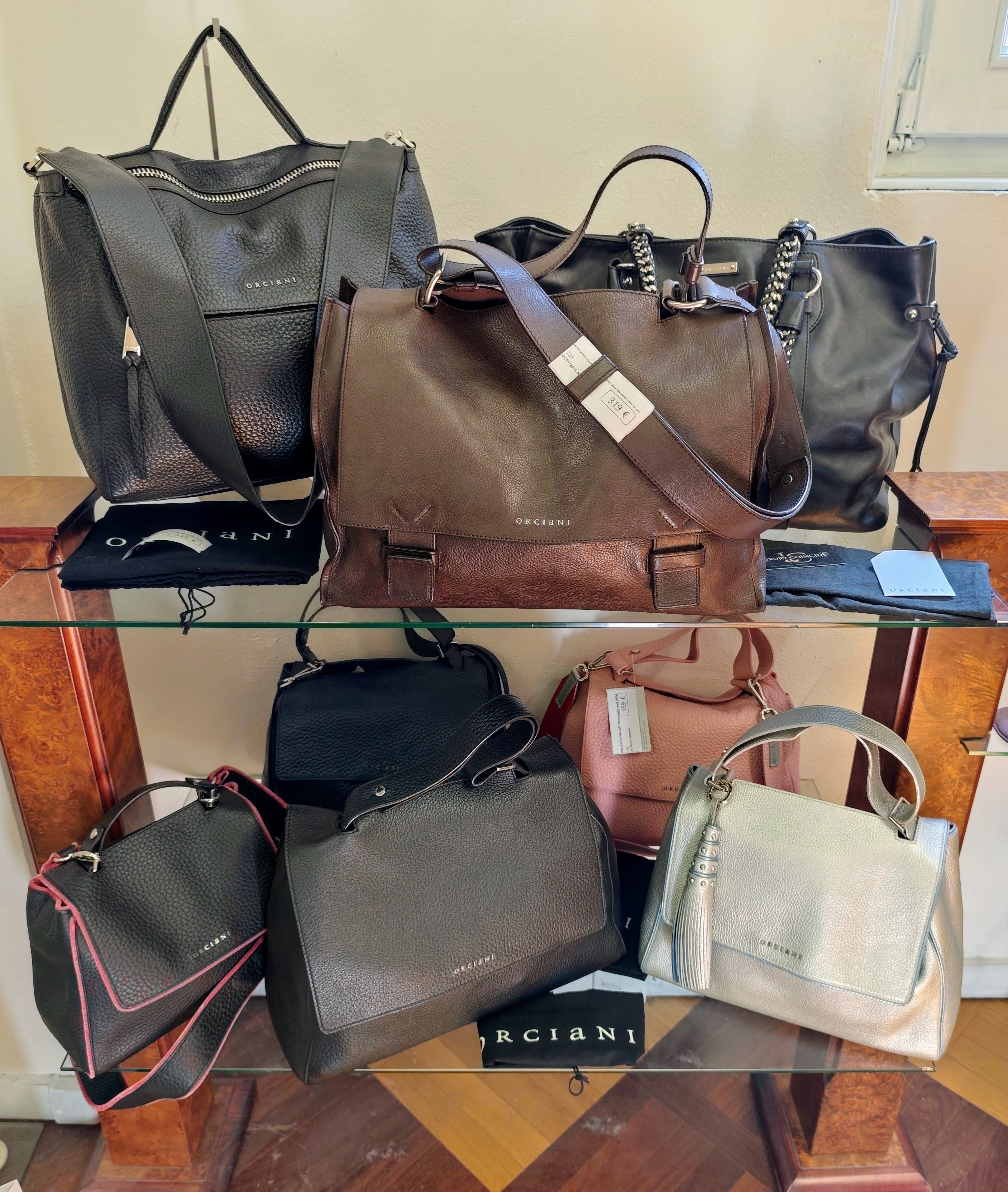 Orciani – Sveva Soft Media Pelle Martellata Argento con Profili Azzurri e Charm Nappina