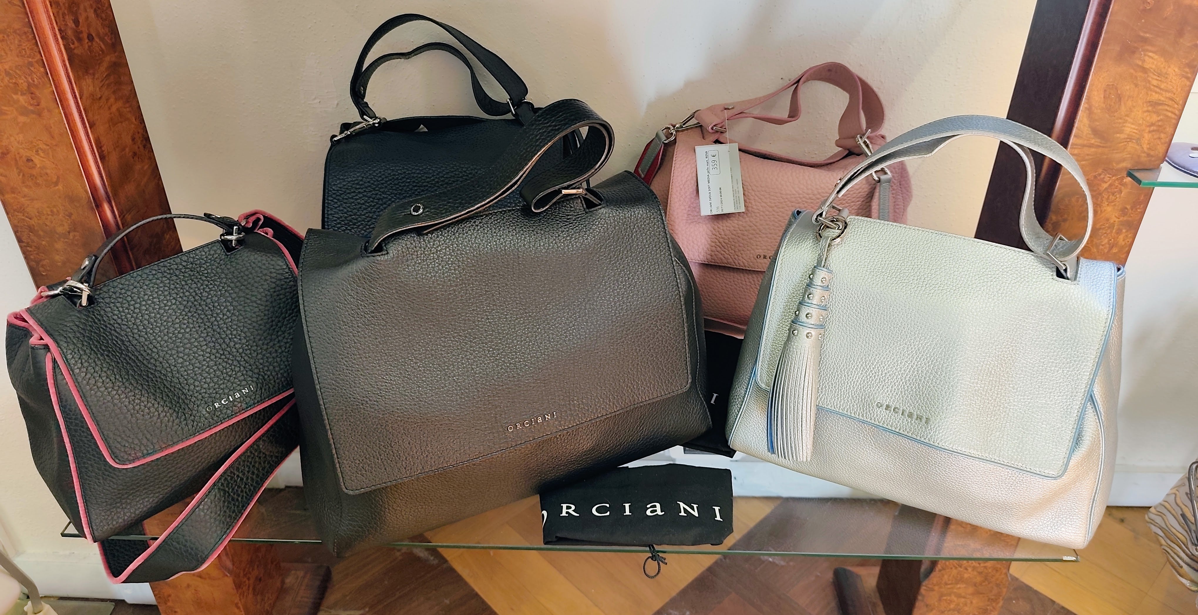 Orciani – Sveva Soft Media Pelle Martellata Argento con Profili Azzurri e Charm Nappina