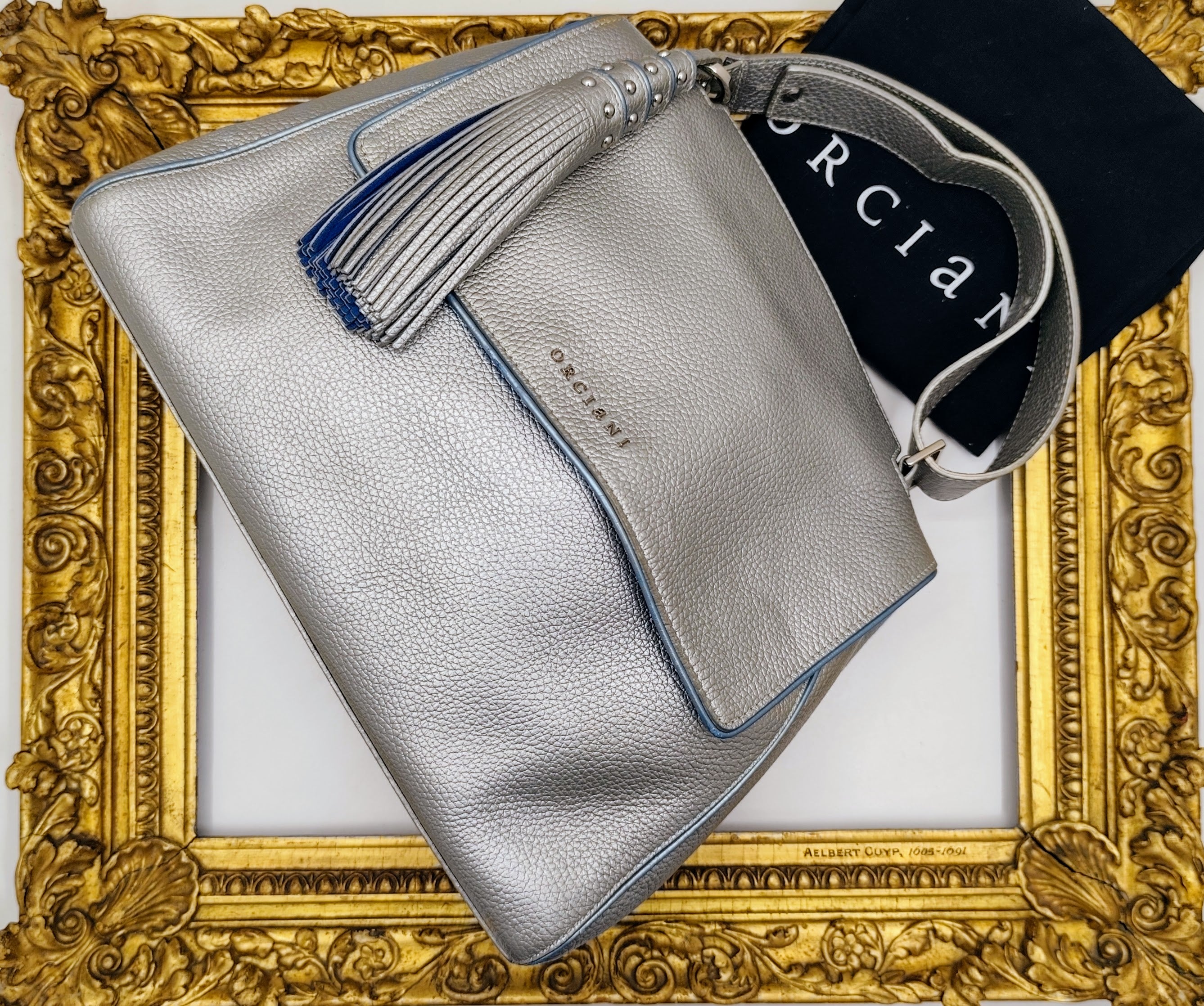 Orciani – Sveva Soft Media Pelle Martellata Argento con Profili Azzurri e Charm Nappina
