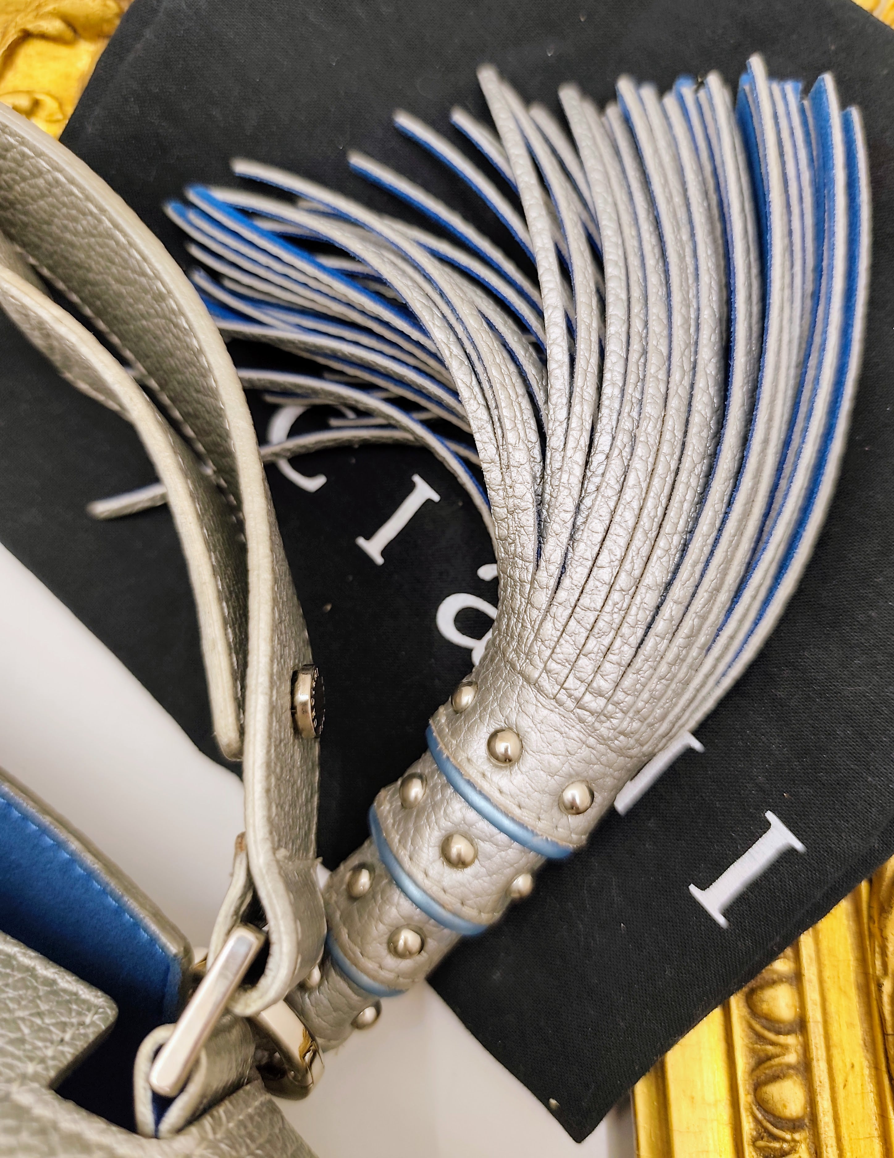 Orciani – Sveva Soft Media Pelle Martellata Argento con Profili Azzurri e Charm Nappina